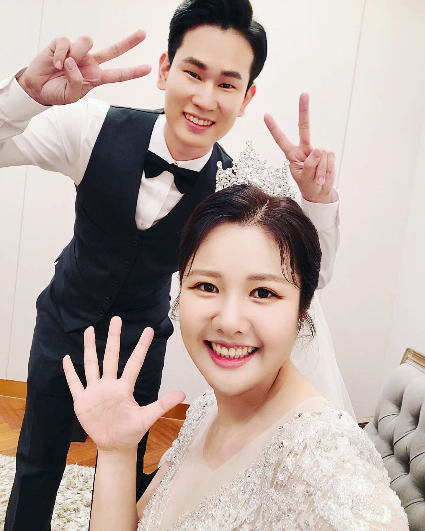 -
2022.08.20 부부됬습니다

세상에서 가장 멋진 신랑, 가장 이쁜 신부 만들어주신 

#세이엇데이
anjoohee00 안주희부원장님💛
+ 감자쌤>,<👍
hyebinny_wedding 혜빈실장님💛

아침부터 진짜 고생많으셨어요
아낌없는 칭찬으로 진짜 제가 세상에서 가장 이쁜 사람인줄 ..>,<ㅋㅋㅋㅋ

저희 알파카 잊지마시규, 달달 외워갓던 저의 대본을 잊지말아주세요>,<

세분 덕분에 진짜 너무너무 완벽한 결혼식이 되엇던것같아요 정말정말 감사합니다 ❤️