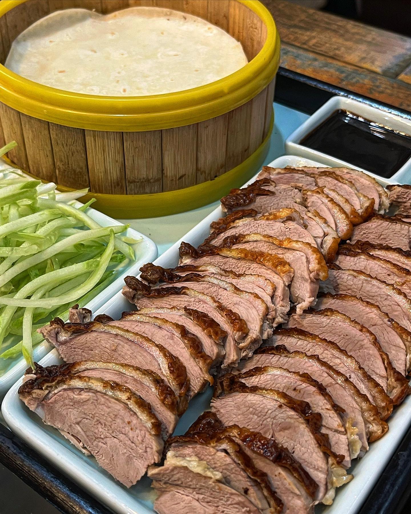#협찬 🐤이덕복인
🍽메뉴: 북경오리 중(59,000원)

🟡리뷰
중국 현지식 북경오리를 먹을 수 있는 
건대 양꼬치거리에 있는 이덕복인을 다녀왔습니당~😍

가게 오픈한지 얼마되지 않았는데 벌써 
입소문이 났는지 사람들이 북적북적하더하구요❗️

북경오리 중(북경오리, 오리탕, 오리튀김)으로 주문을 했는데 
양이 진짜 어마어마해요😱😱😱

북경오리와 오이, 파, 춘장소스를 전병에 넣고 
쌈 싸서 먹으면 중국의 맛이 뿜뿜!🫔
가슴살이 1도 퍽퍽하지 않고 너무 부드럽고
달콤한 춘장소스가 북경오리의 풍미를 2배로 느낄 수 있어요💖

다리살은 또 어찌나 바삭바삭하고 육즙이 흘러넘치던지~ 🍗
전병에 싸먹는것과 다르게 손으로 뜯어먹는 
맛이 있어서 마구마구 뜯어먹었어요💕

오리탕은 볼살이가 먹자마자 정말 깜놀했는데요🤩
국물이 깔끔하면서도 깊은 맛이 나서 
보양식을 따로 먹을 필요가 없을 것 같아요🥘

오리튀김은 양꼬치 소스가 뿌려져 있어서 완전 맥주안주예요🍺

중국에서 살았을 때 먹었던 북경오리와 
똑같은 맛이 나서 감격스러웠고 
오리 한 마리를 버리는 부위 없이 
다양하게 먹을수 있어서 너무 갬동이였어요❤️

중국인 주방장님의 오랜 노하우로 만들어진 
찐 북경오리를 드시고 싶다면 이덕복인 완전 강추 드려요💕

📍주소: 서울 광진구 동일로18길 65 2층
#이덕복인 #북경오리 #베이징덕 #북경오리맛집 #베이징덕맛집 #건대맛집 #건대입구맛집 #건대맛집추천 #건대입구역맛집 #건대술집 #건대데이트 #건대양꼬치거리 #건대핫플 #광진구맛집 #먹팔 #먹팔소통 #볼살이의먹스타그램