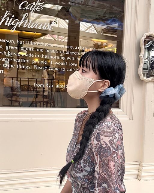 민지 ❤︎ on Instagram: "#광고 😷 ⠀ 마스크도 패션이 된 요즘, 매일 화사한 색으로 기분 내기❤︎ ⠀ 누이누아 마스크는 3.1g 밖에 되지 않는 가벼운 무게로 한여름에 오랜시간 착용해