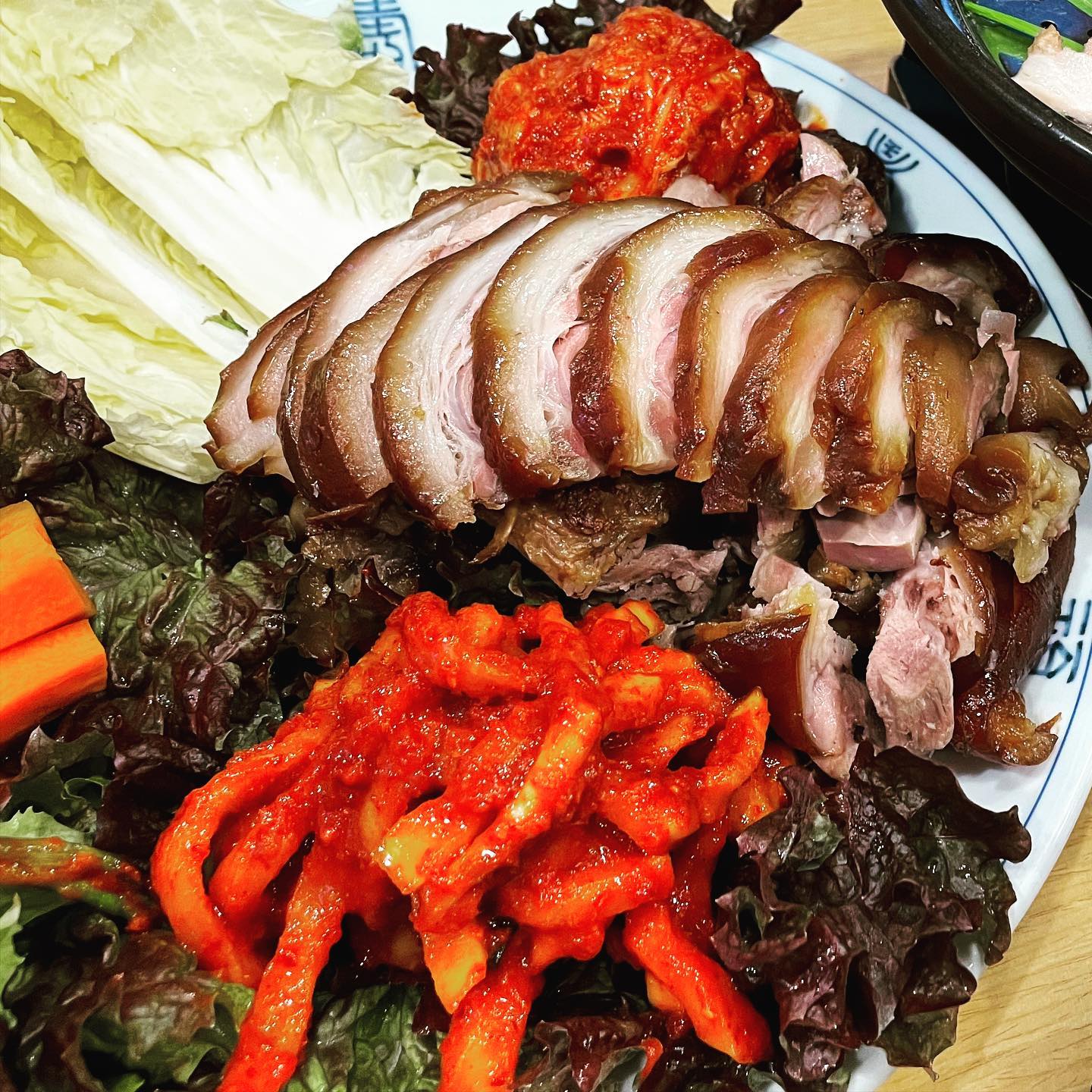 🍖 올잇이 인증 삼성역 족발 맛집 🍖

📍장소 : 보쌈마을 본점
📍영업시간 : 10:00-22:00

삼성역 직장인들 주모오오오옥 !!!🫶🏻
요기 바로 보쌈마을 본점 ! 요기 보쌈, 족발은 진짜 말모에요 ㅠㅠㅠ 쫀맛이에요 아주아주 
무말랭이는 아삭 아삭, 족발은 쫄깃쫄깃 🔥
삼성역 족발은 보쌈마을 👍👍👍