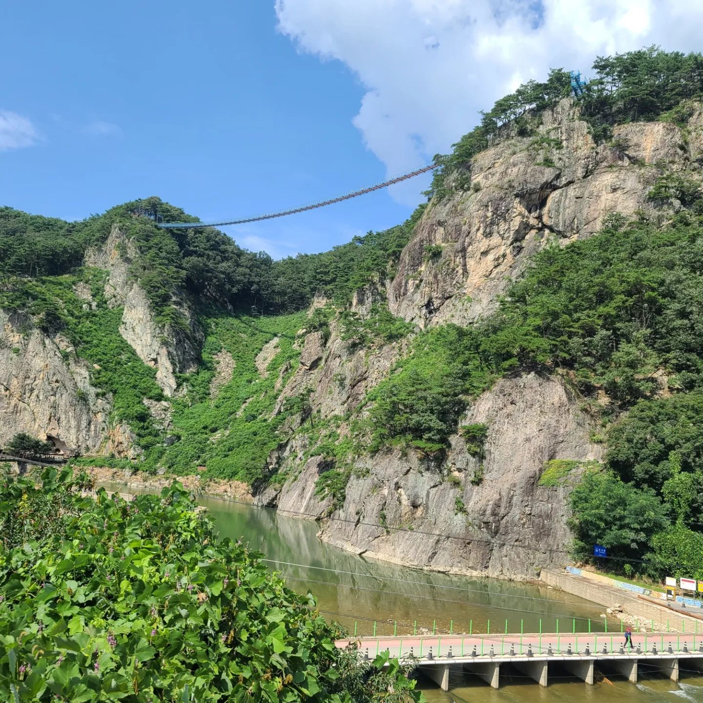 .
.
#여름방학 #방학여행 #소금산그랜드밸리 

방학이라지만 어디 멀리 가진 못하고 가까운 원주에서 하루 숙박하고 출렁다리랑 레일바이크 타고 돌아왔네..

그래도 애들이 1박2일간 즐거워해서 좋았담😁😁😁

#예쁜딸램 #예쁜아들 #가족여행