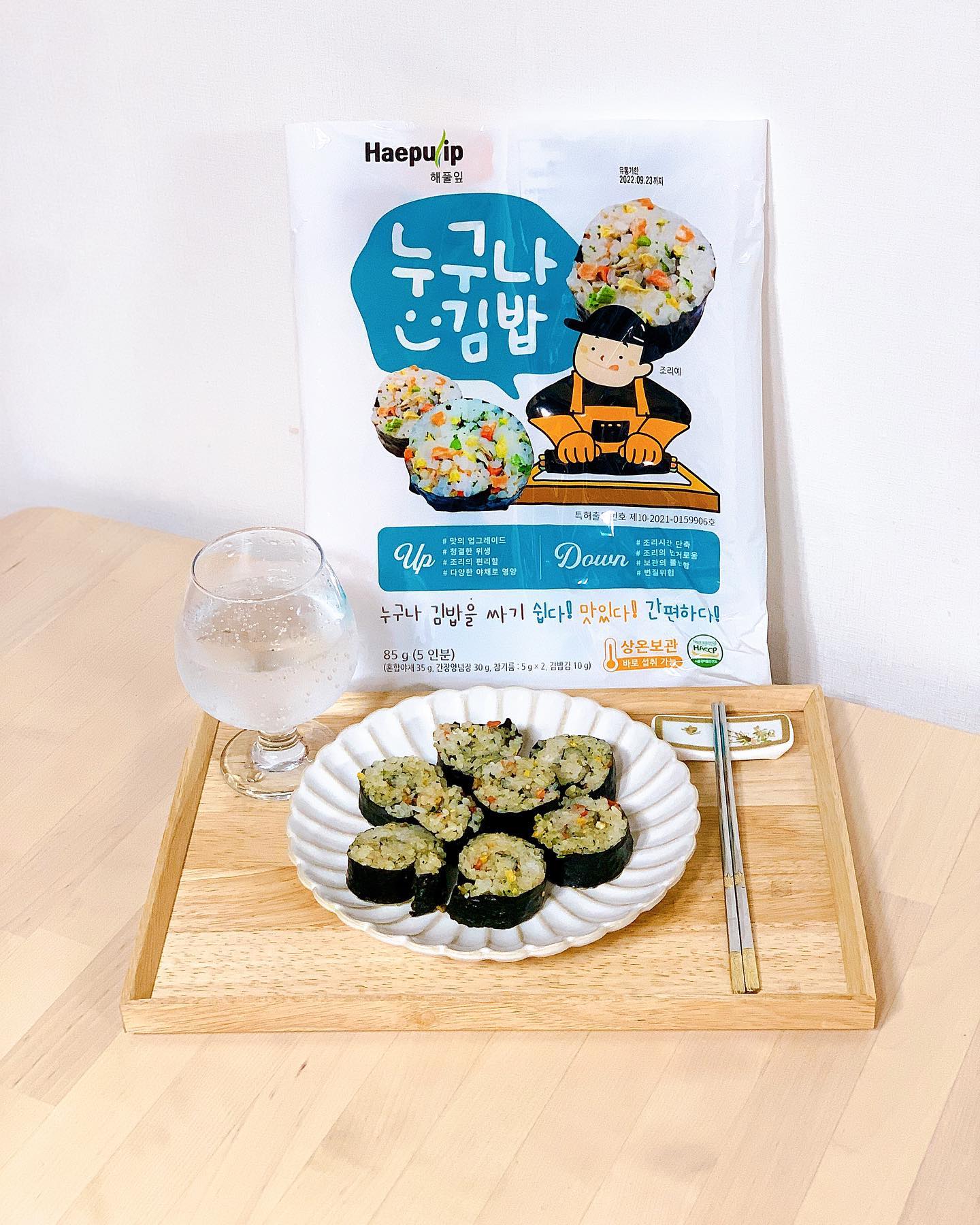 #협찬 haepulip 
#누구나김밥 #밀키트

혼자서도 3줄은 뚝딱 먹는 맛있는 #김밥 🍱

밖에서 사먹자니 이젠 너무 비싸고
집에서 직접 해먹자니 손도 많이 가고..🥲
아무래도 자주 먹긴 어려운 음식이었는데

#해풀잎 <누구나김밥>은 제품명 그대로
누구나 간편하게 김밥을 만들 수 있는 #김밥밀키트

상온보관으로 재료 보관도 용이하고
무엇보다도 #김밥만들기 매우 간편하고 쉽다!

따뜻한 밥에 혼합야채+간장+참기름 넣고 비빈 후
김에 말아주기만 하면 맛있는 김밥 완성! 🫢

국산 당근, 우엉, 단무지, 시금치로
김밥 속에 빠질 수 없는 재료들까지 👍
물에 불릴 필요도, 볶을 필요도 없어 매우 간편 💕

5줄 분량으로 둘이서 배터지게 먹기에 충분한 양!

기본 재료만으로도 맛있지만
계란 지단 더해주거나 마요네즈+참치 넣어주거나
불닭 매콤 소스 넣어 색다른 맛으로도 즐길 수 있다 👏

이제 김밥 먹고 싶을 때 집에서 실컷 말아먹어야지 😋
.
.
.
#누구나김밥챌린지 #자취생간단요리 #캠핑요리 #간편요리 #유치원간식 #요린이 #아이간식만들기 #김밥스타그램 #요리스타그램 #맛있는김밥