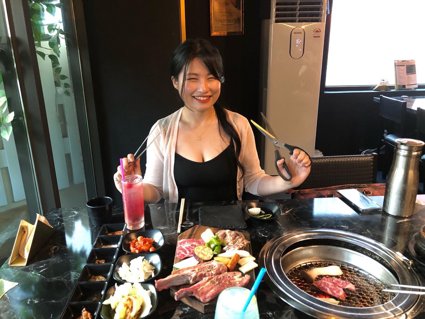 #협찬 #육랩

즐거운 주말보내셨나요?
저는 친구와 함께 강남에 있는 🥩육랩🥩에 다녀왔어요😚

이 곳의 특별한 점은 3가지 종류의 고기를 세트로 즐길 수 있다는 점인데요,
저희는 2인세트인 갈비세트(진갈비살+양갈비+양념갈비+치즈3pc)를 먹었어요😆
와… 정말 육즙이…주압 나오는 게 너무 맛있더라고요🥺
미쳐따 미쳐써…😇

기호에 맞게 먹을 수 있도록 소스만 7가지가 나왔는데요, 
그 중에서 가장 의외였던 건 쌈장과 양갈비의 조합이 정말 맛있었던 거였어요😍
매번 쯔란 소스나 소금만 찍어먹어서 몰랐는데 너무 맛있더라고요🥰

게다가 귀여운 거 환장하는 저같은 사람들을 노리신건지 
하이볼에 얼음을 귀여운 모양으로 얼려주시더라고요…😘
사진 각도를 잘 못맞춰서 잘 보이진 않지만 
피치크러시에는 장미, 힙노틱은 곰돌이가 들어있었어요😌
인테리어도 그렇지만 이런 작은 부분들로 얘깃거리를 만들기 좋아서
소개팅하기도 좋을 것 같은…😊

힘든 하루의 끝을 고기와 함께 해보시는 건 어떨까유😚❣️🥩

🥩상호명 : 육랩 (gangnam_yuklab )
🥩위치 : 서울 강남구 테헤란로1길 28-6 2층