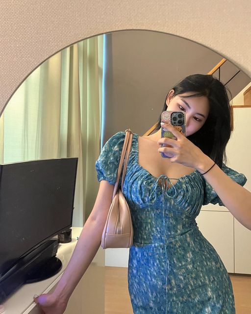 유는꿍 on Instagram: "방구석 패션쇼😎 당장 여행가고 싶게 만드는 🤍도로시비치🤍의 포카리 머메이드 원피스 ! 탄탄하게 잡아주는 슬림핏 디자인이라서 라인이 너무 이뻐보여요 -3kg 효과
