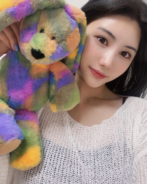 유는꿍 on Instagram: "#광고 새로운 친구가 생겼어요🧸❤️ 알록달록한 컬러로 유니크한 친구🐰 촉감도 부들부들 짱짱이다ㅠㅠ <카카오톡 선물하기>에서 선물 가능하다니까 귀여운 친구한테