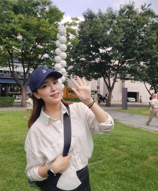 응B on Instagram: "#협찬 #carlo #캡모자추천 까를로는 색감을 참 잘뽑아낸다. 한층더 톤 다운된 네이비색인데 컬러감 완전 미쳐따 😍 친환경에 진심인 패션브랜드 까를로 🧢💙 . . . #광고#친환