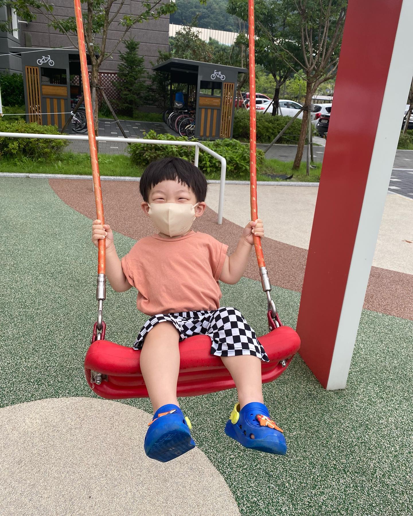 🌼

요즘들어 받는 질문들 중에
자주 듣는 질문은

나중에 라온이가 커서 
리버풀이 아닌 맨유라던가 다른 팀을 좋아하면
어떻게 할거냐는 얘기 ..

^-^ 그럴일 절대 없어요
호적을 팔거야
쫓아낼까 ? 

남편 : 경제적 단절을 ... ☺️

라온아
넌 누가 뭐래도 콥베이비야
리버풀 아니면 안된다 ?

#축구에진심인엄마아빠
#그런데엄마는요즘너때문에축구를못봐
#엄마축구좀보게해줘
#오늘도4시기상했는데덩달아기상해서강제로같이누웠다가잠듬
#차라리잔게다행이었던경기 🤦🏻‍♀️
