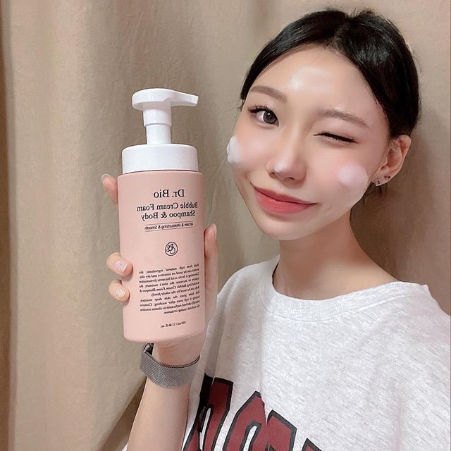유 림, 奇唯琳 on Instagram: "#광고 #협찬 #솔직후기 버블 올인원클렌저는 샴푸 + 페이셜 클렌저 + 바디워시까지 모두 사용 가능한 올인원 제품이에요💗 펌푸 하자마자 거품이 완성되어 나와서