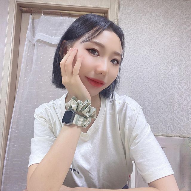 유 림, 奇唯琳 on Instagram: "#광고 x @hash.up 심플한 코디에 포인트 줄 때 효과만점인 체크 곱창 밴드 스트랩💚 고무줄로 제작되어 있어 편안하게 착용할 수 있고, 체크 러버인 사람으로서는 너