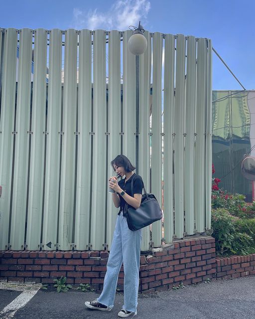 유 림, 奇唯琳 on Instagram: "#협찬 #광고 노트북과 패드까지 들어갈 수 있도록 크지만 또 가볍고 깔끔한 디자인에 부담없이 데일리하게 착용 가능🖤 깔끔한 디자인에 맘에 쏙 들어버림🫧 . . #