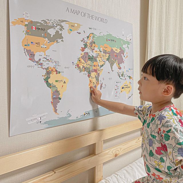 🅸🅷🆈🆄🅽🅽🆈 on Instagram: "#협찬 요즘 이현이의 관심사는 여러나라와 국기들 🌎 그래서 지구본도 사주고 , 세계국기사전도 사주고 📚 지도는 어디엔가 부록으로 들어있던 알록달록