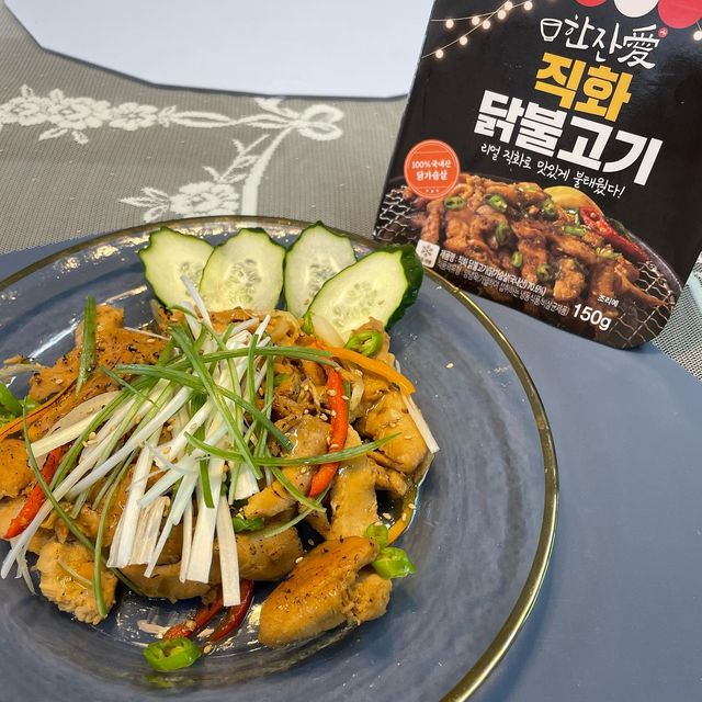 윤이송 on Instagram: "#광고 • 한잔애 냉동안주 직화닭불고기 🔥 포장마차맛 🔥 불맛 나는 안주 🔥 장윤정 술안주 🔥 2분30포 전자레인지 조리 🔥 닭가슴살이라 저녁에 먹어도