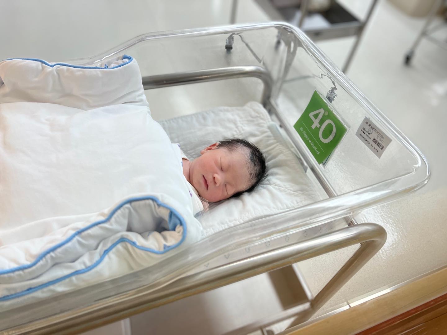 2022년 8월 23일에 태어난 하랑이👶🏻
어제 저녁으로 장어먹고 힘이 생겼는지 바로 새벽에 양수터져서 병원으로🤣생각보다 작아서 놀라고 생각보다 너무 이뻐서 놀라고❤️엄마아빠에게 와줘서 고마워😖이렇게 임산부 졸업!!!!!!🤰🏻