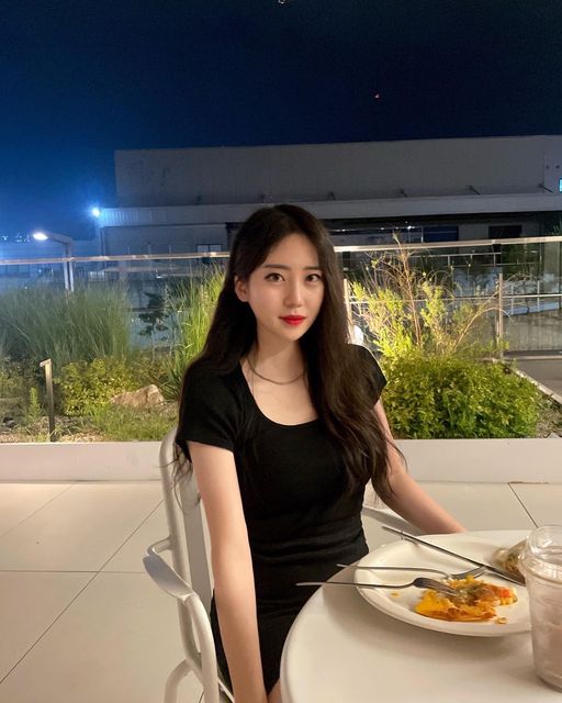 예빈 on Instagram: "#광고 불편한 와이어 브라는 잘 못입어서 심리스 브라를 선호하는 편인데 잘 모아주고 받쳐주는 브라는 아나콘다가 처음 ! 시크릿 볼륨패드가 별도로 내장되어 있어서 핏한