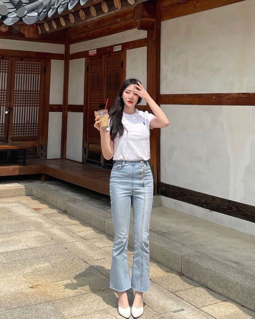 예빈 on Instagram: "태양을 피하고 싶어서 (?)"