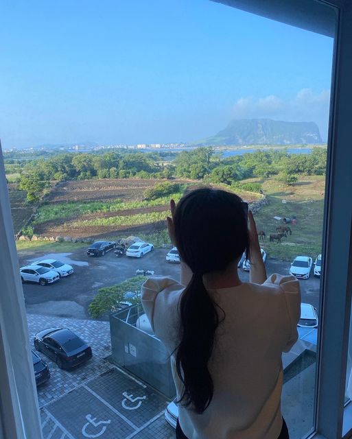 예빈 on Instagram: "뒤늦은 제주 마무리 피드 🗿🍊🌴 이번 제주 여행에서 가장 좋았던 숙소는 #브라운스위트호텔 성산일출봉이 한눈에 보이고 주차장에 내리면 말이 반겨주는 정말 제주스러