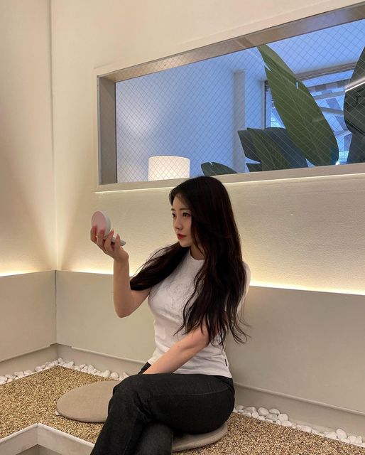 예빈 on Instagram: "#광고 [AGE 20's] 자연스러운 톤업을 자랑하는 에이지톤업선팩트를 제공받았습니다 자외선 차단이 중요한 여름에 가볍게 쓰기 좋은 선팩트로 추천해요 ! 제품 자체 쿨링감과