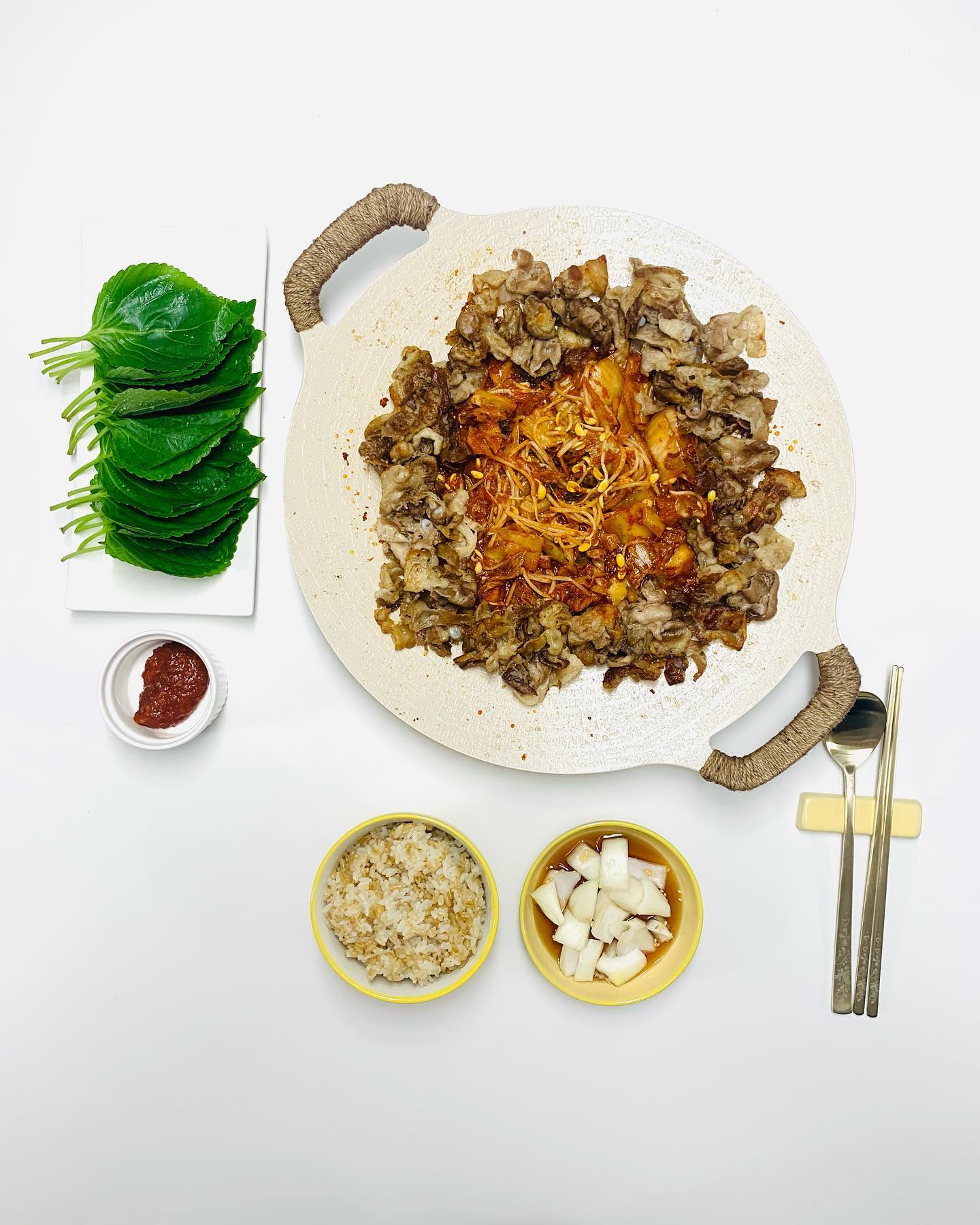 ⠀
⠀
대패삼겹살
⠀
오늘같이 비가오는날엔
⠀
고기가 땡기는데요…
⠀
점심은 삼겹살보다 대패로 간단히😄
⠀
집에 있는 김치와 콩나물도 고기기름에 같이 볶아주니
⠀
날씨와 조합을 이루어 더욱더 맛있겠어요👍
⠀
태풍이 온다고하는데 미리 예방합시당🫡
⠀
#울산 #비 #태풍
#대패 #삼겹살 #대패삼겹살
#콩나물 #김치 #김치볶음
#점심 #저녁 #점심메뉴 #저녁메뉴 #메뉴추천
#일상 #데일리 #소통 #인친
#먹팔 #홈쿡 #먹스타 #먹스타그램
#음식기록 #kfood