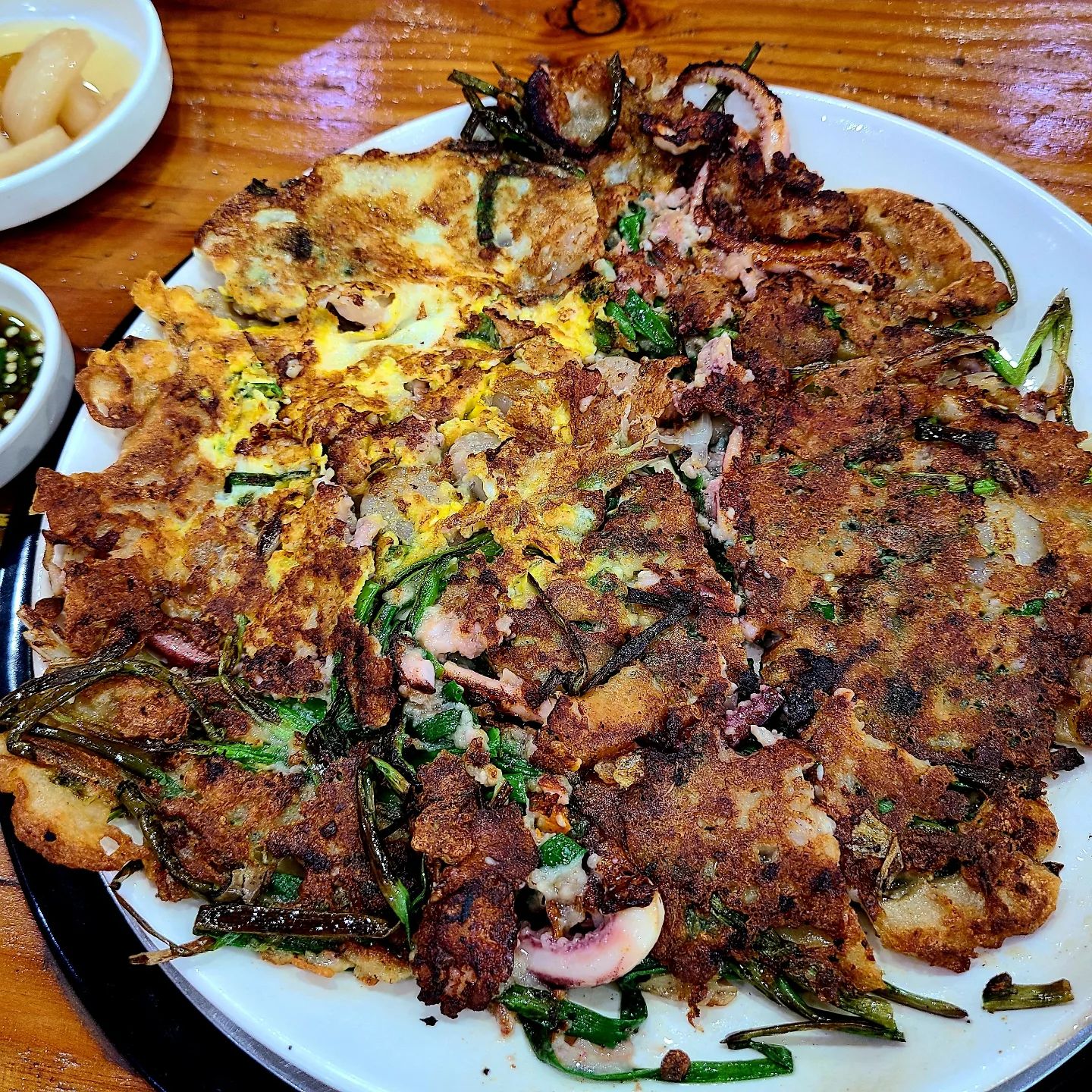 부산 사상에 있는 TV에 나온 해물칼국수맛집
#해물왕창칼국수 

가격도 착하고 해물이 푸짐하게 들어있는 해물칼국수와 오징어가 듬뿍 들어서 든든한 해물파전도 맛있다❤️

즉석에서 끓여먹는 해물왕창칼국수도 있는데
조리되어져 나오는 해물듬뿍칼국수를 먹었다 
가격도 착한데 홍합과 바지락, 동죽조개와 오징어가 들어있다 
이 가게 면발에 진심이라서 그런가 칼국수 면이 쫄깃쫄깃 맛있고 깔끔하다

해물파전에 파도 달달하고 오징어가 듬뿍있어서 겨우 다먹었다 

가성비맛집이다😍

날이 좀더 쌀쌀해지면 보글보글 끓여먹는 해물왕창칼국수(최소2인주문)을 먹으러 다시 가야겠다😋

🧭부산 사상구 사상로 316
(가게 뒤편으로 넓은 주차장있음)