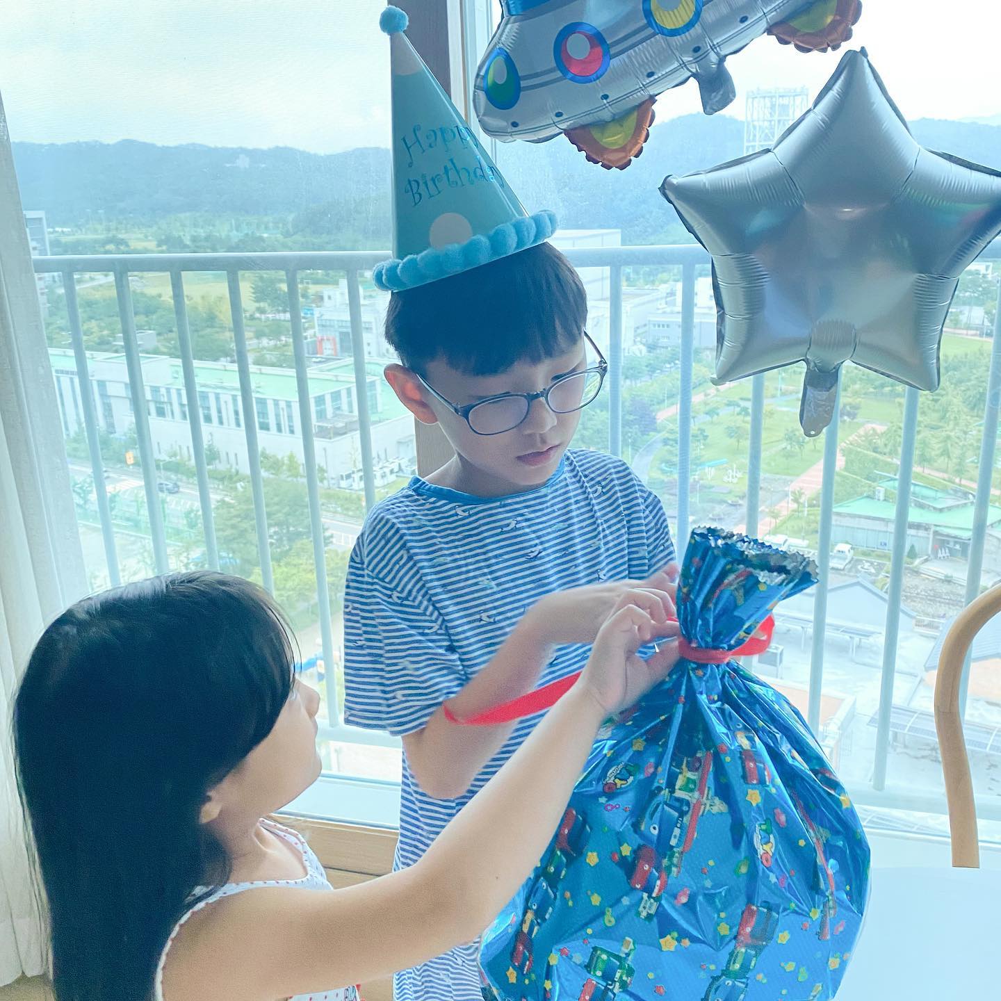 우리 아들 9번째 생일🫶
조촐하게 후딱 생일파티!

오빠를 위해 리원이도 일찍 하원 후 파티 준비하면서 행복해했는데. .
자기 전 자기 생일 때 파티는 맘에 안들었다고 대성통곡😂

#9번째생일
