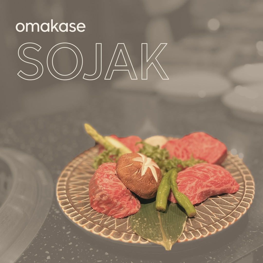 피케팅을 뚫고 다녀온 #와규오마카세 소작🥩

무려 한달 전 캐치테이블로 예약 후 다녀왔습니다. 인기의 이유는 단돈 6만원이라는 #가성비 가격이지 않을까 싶은데요🍽

저렴한 맛이면 어쩌지 갔는데 걱정 뚝-! 접시까지 씹어 먹을 기세로 다먹고 왔습니다🤣

부위별 최적화된 굽기로 디쉬가 제공되는데 가니쉬나 소스까지 훌륭해요. 보통 고기만 계속 먹으면 느끼하고 질릴 법 한데, 맛이 다양하니 전혀 물리지 않습니다💘

맛도 가격도 완벽하니 안갈 이유가 없어요. 합정의 비슷한 컨셉의 오마카세는 1인 13만원이었는데,,, 그 돈으로 소작을 두번 올 껄 그랬네요😭

소작에 가보신다면, 멘보샤(12,000원)를 꼭 추가 주문해서 드셔보시길! 잘 튀겨진 식빵 사이의 와규가 미쳤습니다🧡 후회없을 맛이에요.

📌 #소작
✔ 위치 : 분당 야탑
✔ 운영 시간 : 월-토 18-22시 / 일 휴무

#소고기 #소고기오마카세 #오마카세 #오마카세맛집 #한우 #분당맛집 #야탑맛집 #한우오마카세맛집 #와규하우스