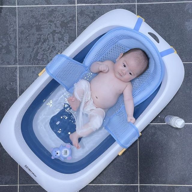 수빈⭐️ 아들과 함께하는 계정 on Instagram: "D+65 김쨘⭑ 지안이 받치고 씻기느라 손목이 넘 아팠는데 눕힐 수 있는 그물망이 있어서 손목에 무리도 안가고 손이 자유로움! (남편이 편하게 씻