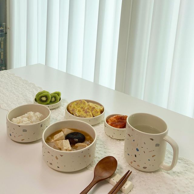 주로 먹는 일상 on Instagram: "#협찬 일요일은 집밥 먹는 날 🍚 마이템 도노에서 테라조 도자기 세트를 보내주셔서 덕분에 예쁜 식사 하고 있어요 🤍 - 도노 도자기 1인 세트 구성으로 무려 신