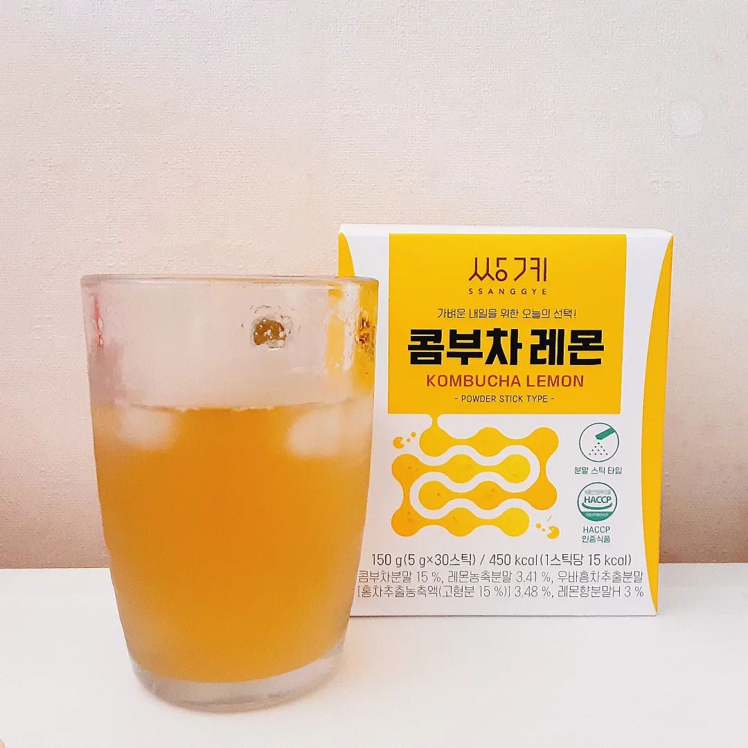 오늘의 리뷰🍽 #협찬
쌍계명차 콤부차 레몬

가성비 좋고 간편하게 즐길 수 있는 콤부차 
설탕이 없는 저칼로리 음료 

가격 16900 (쌍계명차 네이버스토어 기준 30포)
평점 ⭐️⭐️⭐️⭐️4.5/5.0  

한 포에 563원 정도로 가성비 좋고 칼로리는 15kcal로 착한 칼로리
설탕 대신 자일로스와 아스파탐이 들어감
가루로 한포씩 되어있어 휴대하기 좋고 유통기한도 긴 편
탄산음료 땡길 때 대용으로 마시기 좋음
물에다 타면 살짝 탄산있으면서 새콤달콤한 맛이고 탄산수에 타면 톡쏘는 탄산감이 강해짐
탄산수에 타면 거품이 진짜 확 올라와 천천히 타거나 약간의 물에 녹인 후에 탄산수를 부어야 할 듯

개인적으로는 탄산수에 타서 먹는 것이 취향
내돈내산 의향 있음

제품제공 sktea_official 

즐거운 불금보내시고 주말 잘보내세요 

#쌍계명차 #쌍계콤부차 #콤부차 #콤부차레몬 #콤부차스틱 #콤부차챌린지 #SSTEA#소통#맞팔#다이어터#아가리어터#유지어터#저칼로리음료
#솔직리뷰#솔직후기#리뷰스타그램#맛스타그램#먹스타그램#먹스타#맛스타#선팔맞팔#맞팔100#먹팔환영#소통환영#선팔환영#mukstagram#foodstagram