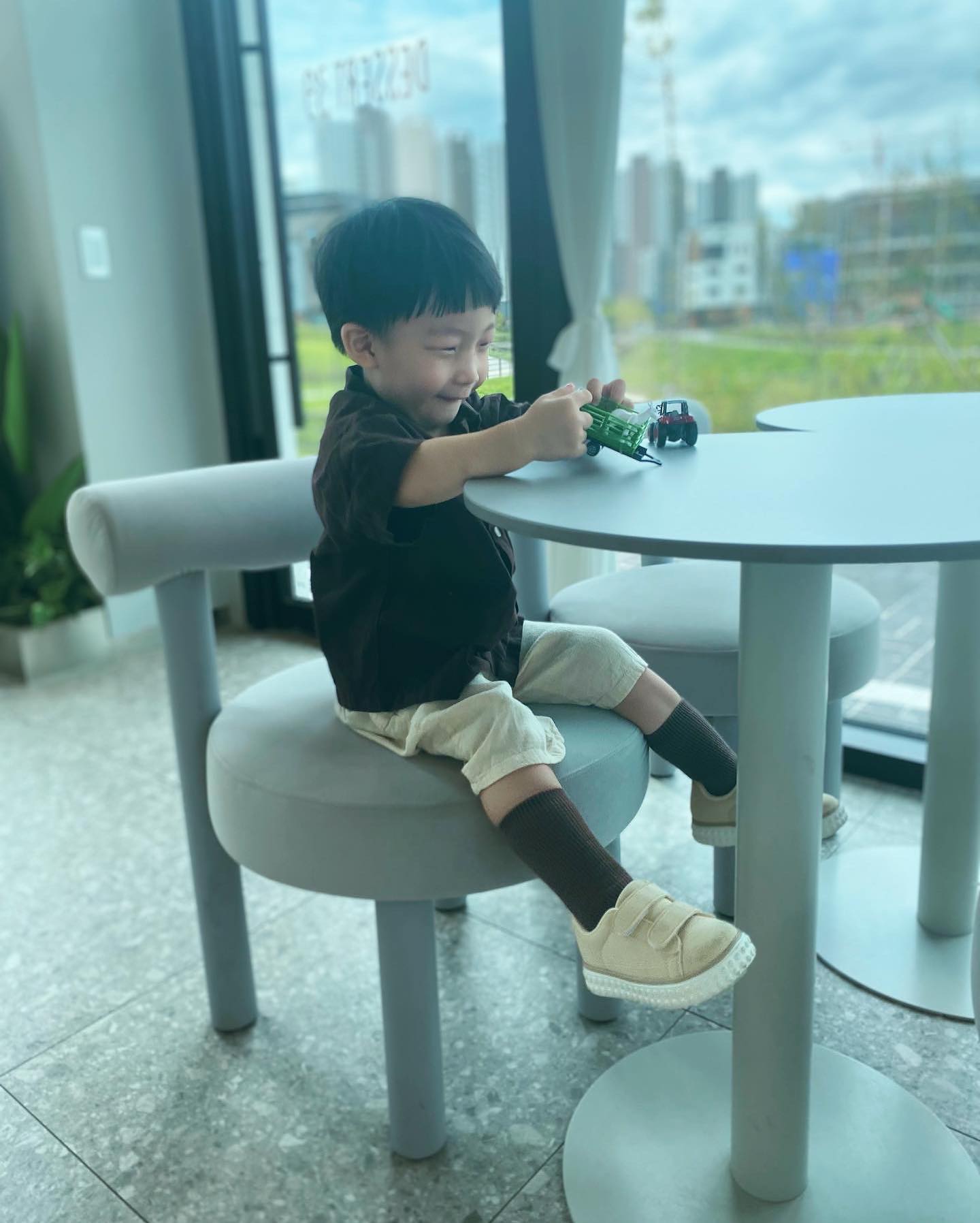 👶🏻

얼굴은 긁어서 상처내놓고
콧물은 주륵주륵
오늘 아침엔 미열까지 🤦🏻‍♀️

총체적 난국으로 병원행

엎친데 덮친격으로 어린이집은
수족구 비상이라 
라온이도 2-3일 지켜봐야 할듯 ..

까딱 하다간 추석 연휴까지
내내 집 콕일 수도 있겠 ...... 🤦🏻‍♀️

제발 수족구는 아니길 ..
맞더라도 약하게 지나가줘 🥲

#1인1메뉴는기본