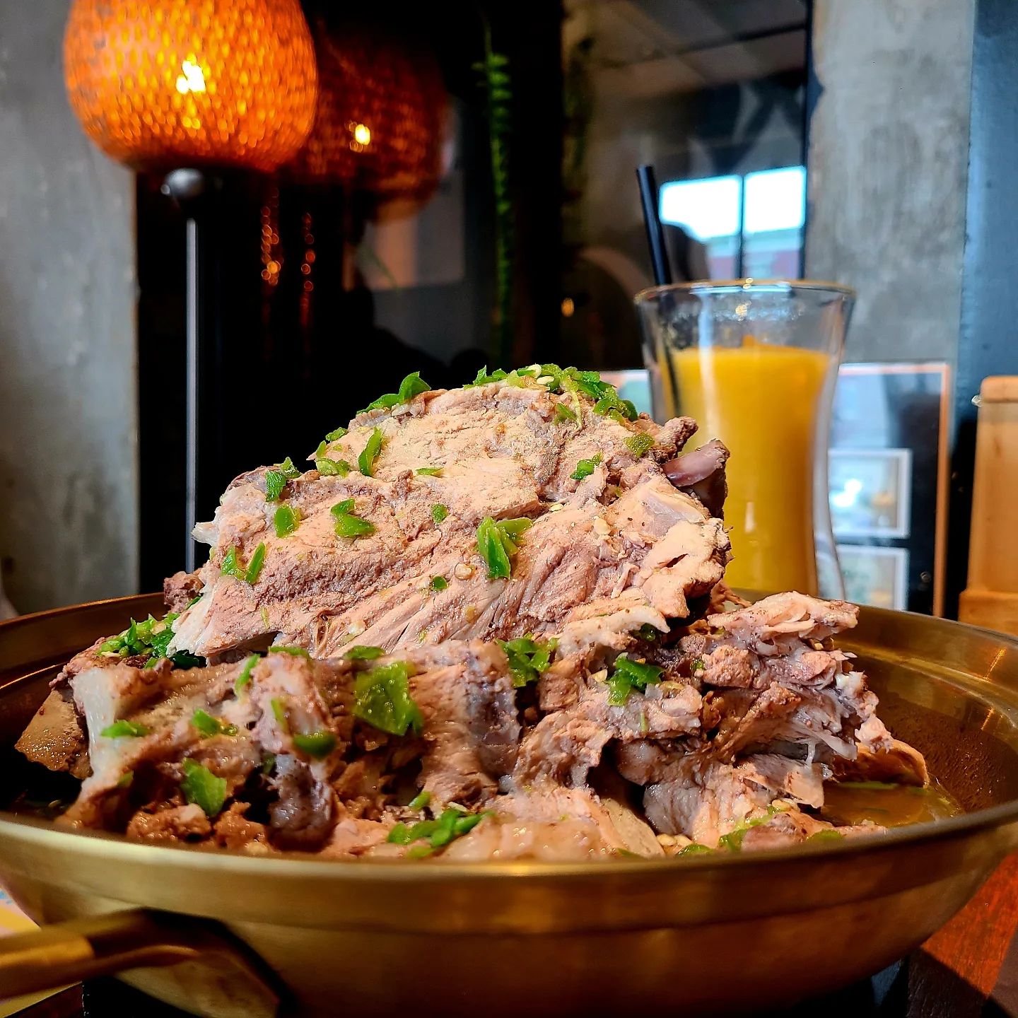 부산 동래 #태국음식맛집 #타이빈 ❤️

태국식 감자탕 느낌의 랭셉
등뼈가 산더미처럼 쌓여서 나온다
그리 맵지 않은 고추가 많이 들어서 느끼하지 않고 국물도 딱 내입맛😍 
국물에 밥말아먹고 싶음😭

건물 외관을 한샷에 다 찍을 수 없을 정도로 건물도 크고 옆에 정원?도 잘 꾸며져있다 

새우도 큼직하고 신선해서 JMT❤️

메뉴가 다양해서 여러번 가야 다 먹어볼 수 있을듯

🧭부산 동래구 금강로73번길 12
전용주차장과 발렛파킹까지👍