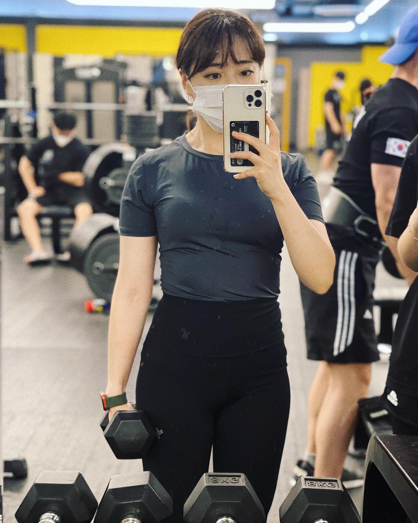*중간 점검! 🏋️‍♀️
지난 8월은 먹부림 연속의 나날이었다✨
근 한 달간, 좋은 사람들과 좋은 곳에 있다보니 자연스레 매일매일이 봉인 해제의 날이었다🙄

8월의 식사 루틴
1) 아침은 빵과 함께 구황작물 폭풍흡입🌰🍠🌽 
2) 식후엔 무조건 디저트🍧🍦(아바라, 버터감자, 떡볶이&치킨)
3) 밤에는 야식 🍕🍗🍔

시간이 없어서 (진짜) 운동을 거의 못 갔을 뿐더러 평소 챙겨먹지 않던 끼니를 3번 다 챙겨먹었기에 이번달 챌린지는 글렀다 싶었는데
오늘 체중 쟀는데 더 줄어있어서 S캡슐의 위력을 실감하고… 🙄
넘쳐나는 식욕을 그나마 억제해 주고, 내 신진대사를 원활하게 해준 기특한 아이ㅜㅜ
이제 한 달 남았으니 남은 기간동안 정신 바짝 차리고 -2kg감량 목표로 체지방 덜어내기 챌린지에 힘써야지!! 💪🏻

#협찬 #아크로한의원 #다이어트주치의 #강남한의원 #다이어트한약 #캡슐한약 #강남다이어트한의원 #신논현다이어트한의원 #아크로후기 #아크로다이어트