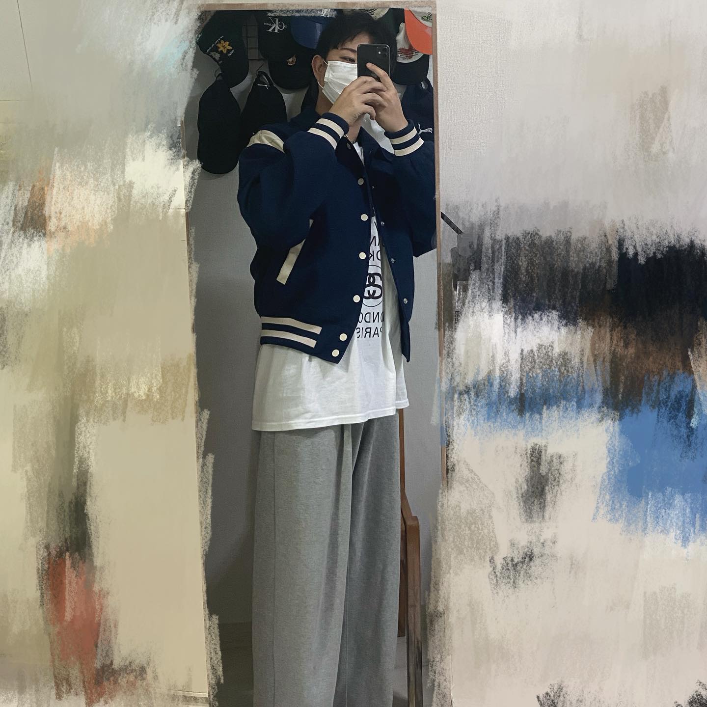 오늘은 바시티 꺼내봤네요 생각보다 뒤에 모자가 거슬리는데 자리를 옮겨야하나....
