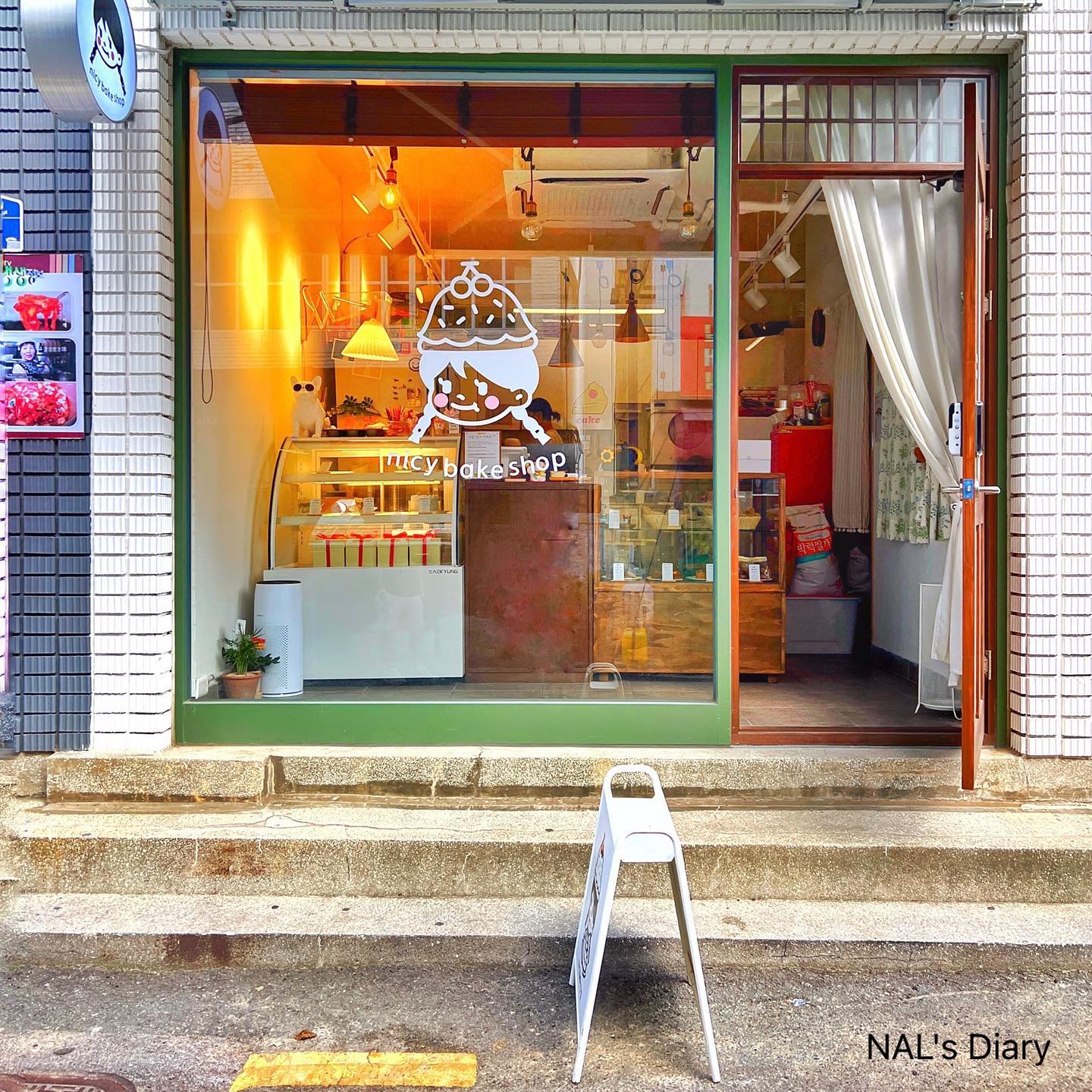 (#협찬)🎂전포 나이시베이크샵 nicy_bakeshop

▫️생크림 전문 케이크샵 
▫️조각케이크, 구움과자 
▫️홀케이크 주문가능 ( 일부 글루텐프리 )
▫️귀염뽀짝한 초 

📍주소: 부산 부산진구 서전로57번길 6 1층
⏱영업시간: 12:00 - 19:00 월요일 휴무
📞전화번호: 010-5181-5877
🅿️주차 불가
👣대중교통: 전포역 8번 출구 도보 3분
🚚포장, 배달(배달의민족,쿠팡이츠,요기요)