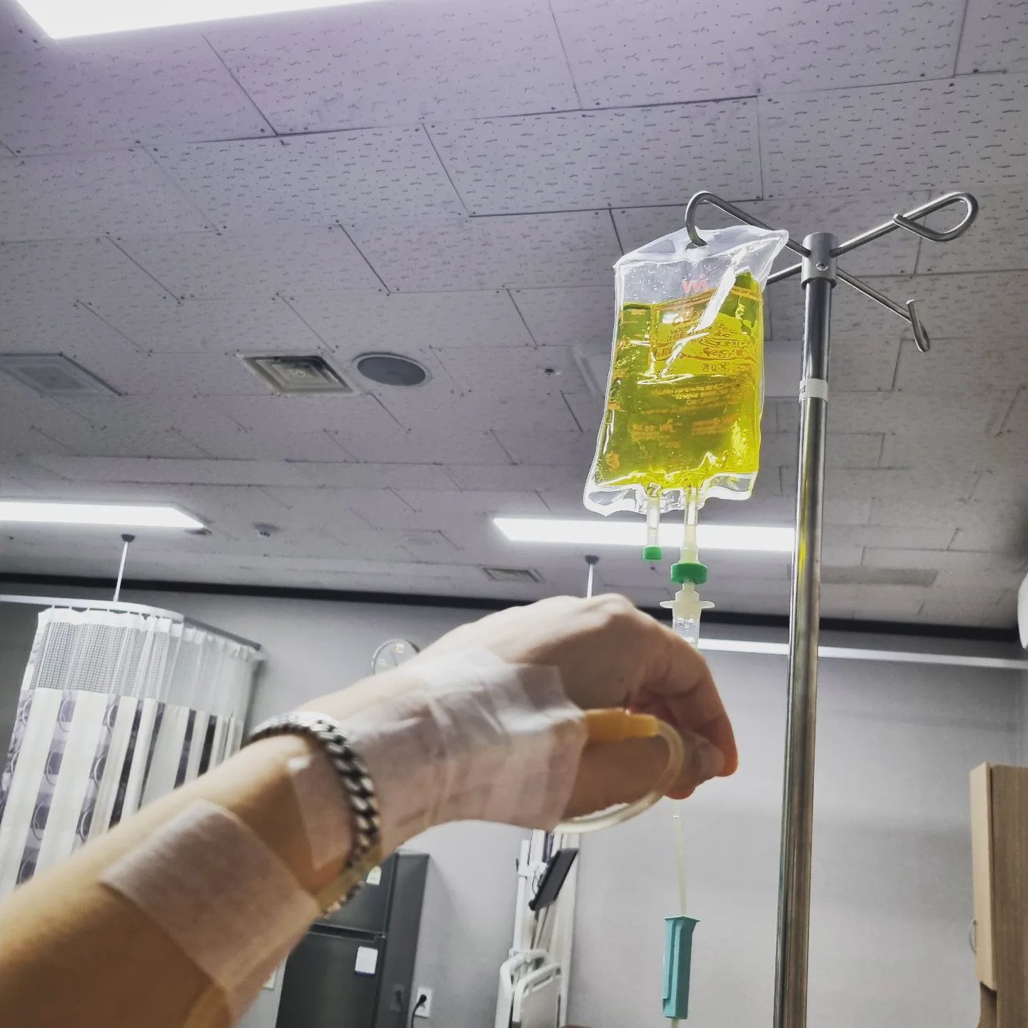 허리가 더 아파져서ㅜ
다른 병원 🏥 으로 
옮겻는데 수액도 놔주는데

오래된 병원이라
신축병원이 벌써 그.리.워 ㅜ
.
.
.
#교통사고한방병원 #혜민한방병원 #허리통증  #교통사고재활