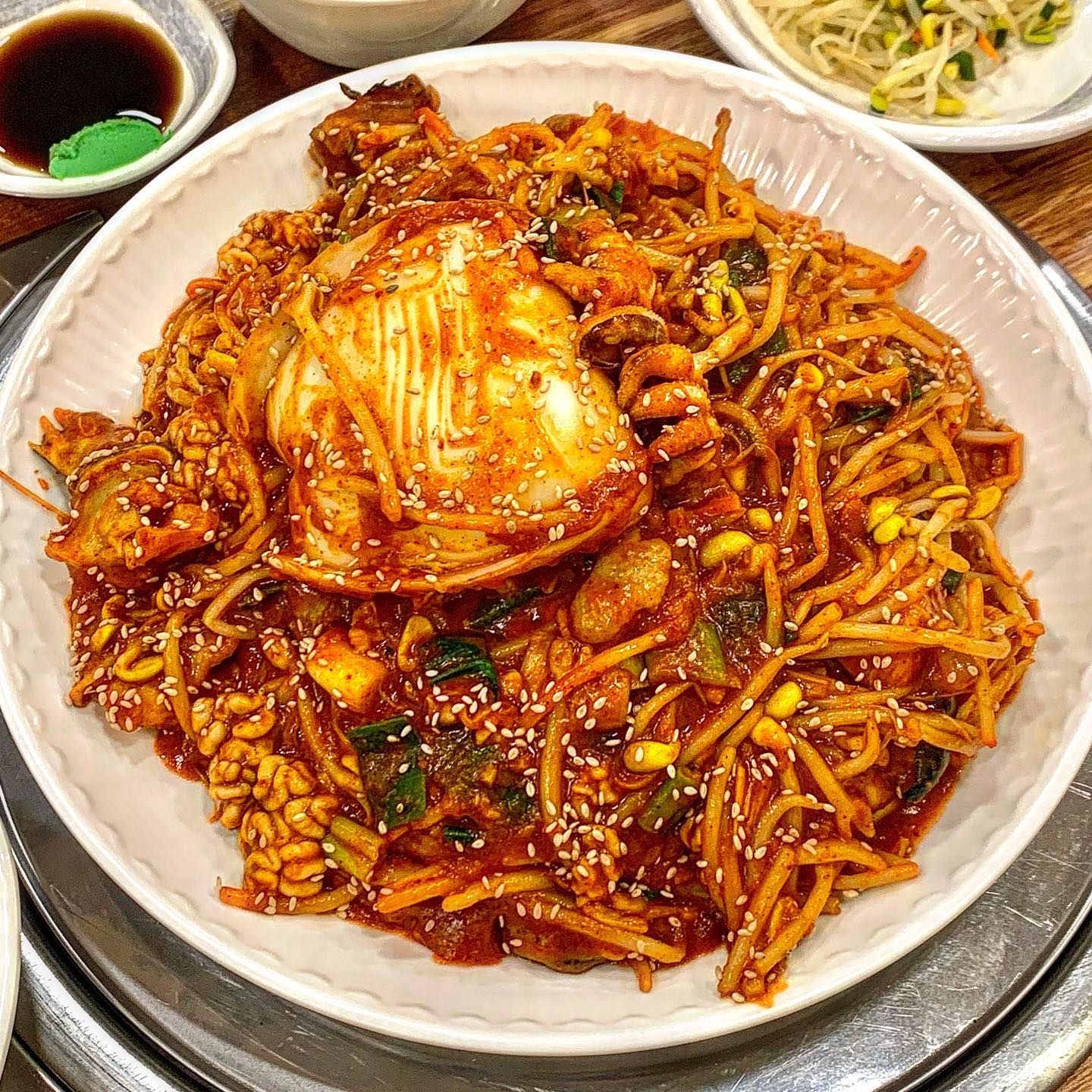 ♫ 내덕동 성란해물아구찜 ♫

아구찜이 미치게 먹고싶은 날이어서
냅따 동네 아구찜집으로 달려갔습니다 !

살통통한 아구에 오징어, 곤이, 콩나물 ㅜ
진짜 말해모해요,,, 너무 맛있었어요 🥰
젤 매운맛으로 먹었는데 맵지 않았어요!
매콤+단백+쫄깃+아삭 그냥 다 때려박은 아구찜,,❤️

거기에 한국인이라면 빼놓을 수 없는 볶음밥!
날치알까지 올려주셔서 날치알과 볶음밥이랑 같이 먹으면
톡톡 터져가지고 식감도 굳이에요 🫶🏻

차를 끌고와서 술을 못 마신게 한,,
담에 갈때는 꼭 ,,❤️
.
.
.
📍 충북 청주시 청원구 교서로 234 1층 성란해물아구찜

➿아구찜(소소) 30.0
➿볶음밥 3.0