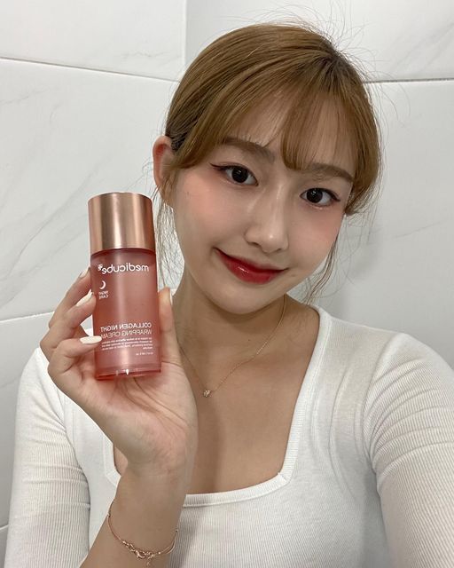 은갱이🍒 on Instagram: "Collagen Night Wrapping Cream 잠든 동안 피부 탄력을 잡아주는 콜라겐 랩핑 크림🌙 - 스케줄 근무로 불규칙한 수면 때문에 피부도 많이 예민한 상태인데 콜라겐 랩핑 크림을