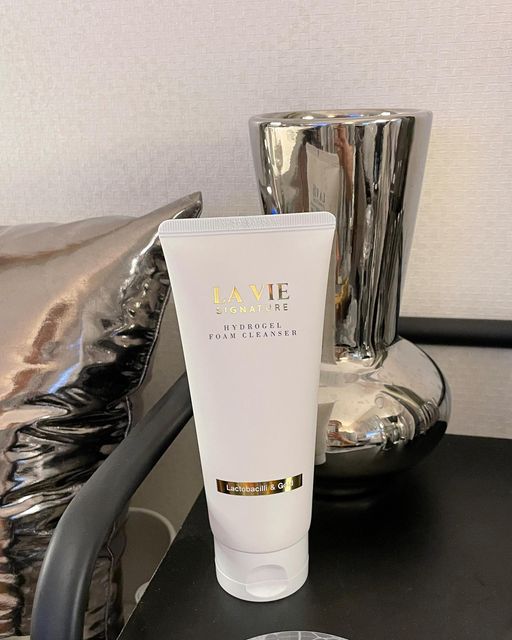 힙홈 HIP HOME on Instagram: "#광고 골드빛 캡슐이 부드럽게 녹으면서 클렌징이 되니 클렌징 할때 너무 기분이 좋아지는 클렌저가 있더라구요~ 속당김 없이 촉촉하고 매일써도 부담없는 저자극이