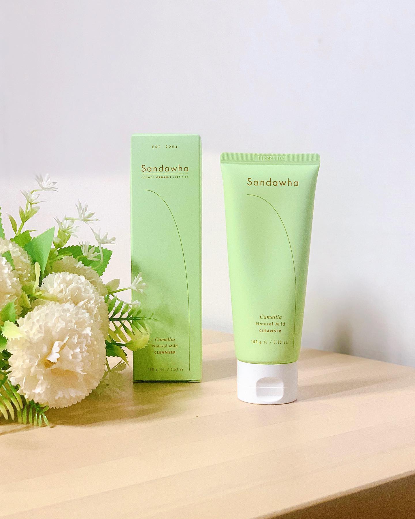 #협찬 #산다화 #스킨큐어

아침 저녁으로 매일 하는 #세안 🧖‍♀️

사용하는 #클렌징폼 에 따라 피부 붉어짐 등
자극을 받아 점점 피부가 약해지는 느낌이 들어
무조건 세정력만 따져서는 안되겠단 생각이 들었다.

스킨케어 제품으로 써봤던 산다화 브랜드가
저자극성에 트러블도 없이 내 피부와 잘 맞았던 걸로
기억하여 사용해보기로 한 #울트라젠틀약산성세안제

COSMOS ORGARNIC 인증을 받은
순한 유기농 세안제로 옥수수 등 자연유래 성분으로
매일 사용해도 자극없이 안심하고 세안할 수 있을 뿐더러
세안 후에도 당김없이 촉촉한점이 마음에 든다. 💦

마일드한 부드러운 크림 타입으로
거품도 잘 나고 조밀한 거품이 모공 속까지 깨끗하게!

물에도 잘 녹아 사용성도 편하고 깔끔&시원한 향이
세안 후에도 편안하고 개운한 느낌을 주니까 
하루 시작 or 자기 전에 사용하기 딱이다 ☺️👍
.
.
.
#유기농화장품 #유기농세안제 #유기농클렌징폼 #약산성세안제 #약산성클렌징폼 #자극없는클렌징 #클렌징폼추천
