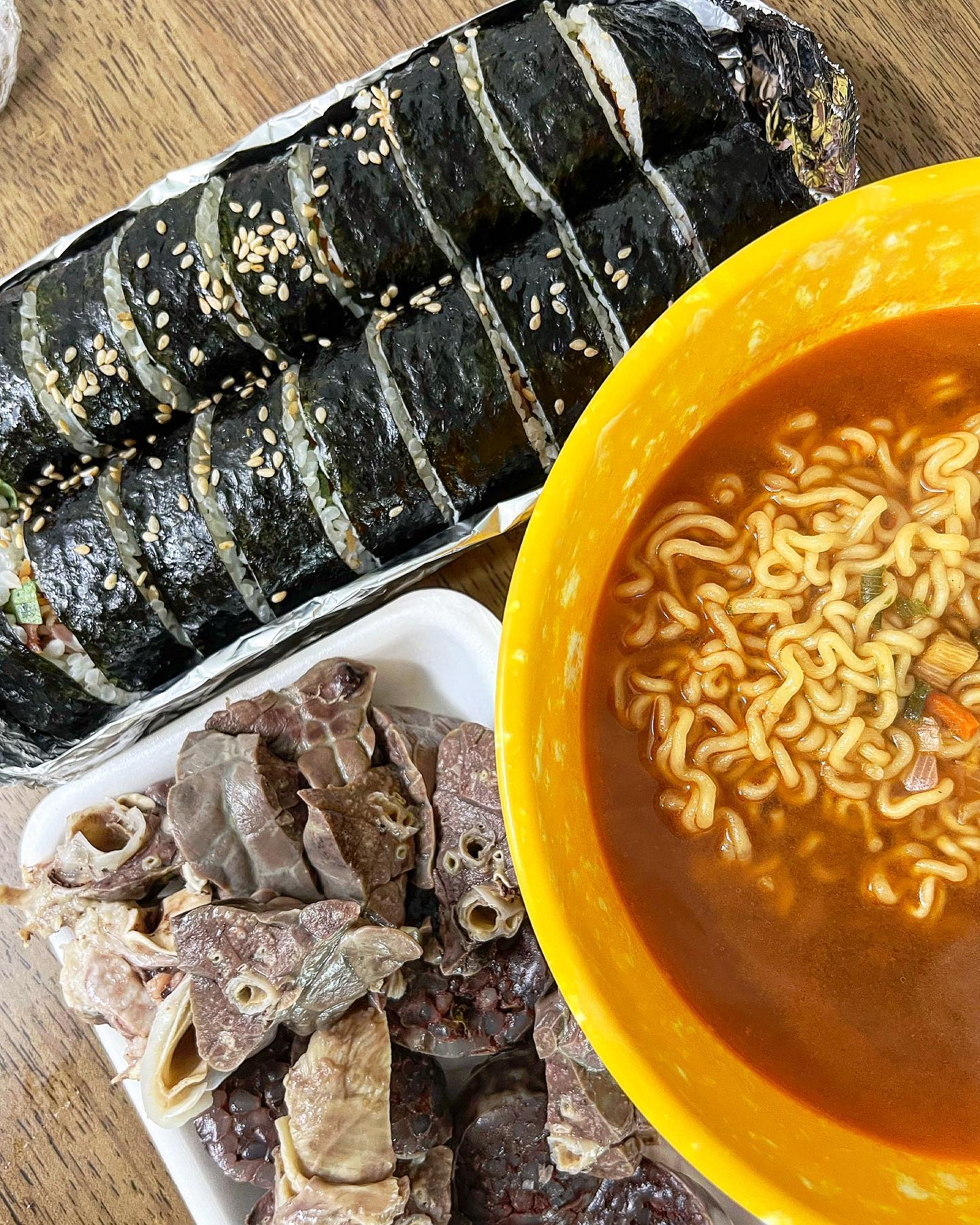 오전 육퇴 후 제일 좋아하는 간식 시간!
좋아하는 메뉴들로 꽉꽉 채워서 먹었어요
저는 김밥 먹을때 청양고추 송송 썰어 놓고
김밥 위에 하나씩 올려 마요네즈 푹 찍어 먹어요
이렇게 먹으면 진짜 맛있거든요😎

라면에 김밥 적셔드시는분 또 있으신가요? 
김밥 안에 라면 국물이 촉촉하게 배어서 훨씬 맛있어요 
참고로 치즈 김밥이랑 적셔 드시는게 꿀팁 
라면 국물이랑 환상의 짝궁💛

그나저나 요즘 아기 삐요는 대중없이 낮잠을 자고 있어요🥺
퀭해진 눈으로 간식 먹고 있는데 이게 말이죠 언제 일어날지 
몰라서 허겁지겁..ㅋㅋㅋ저 아무래도 아까 약국에서 
소화제 미리 사두길 잘한 것 같아요?🤟🏻