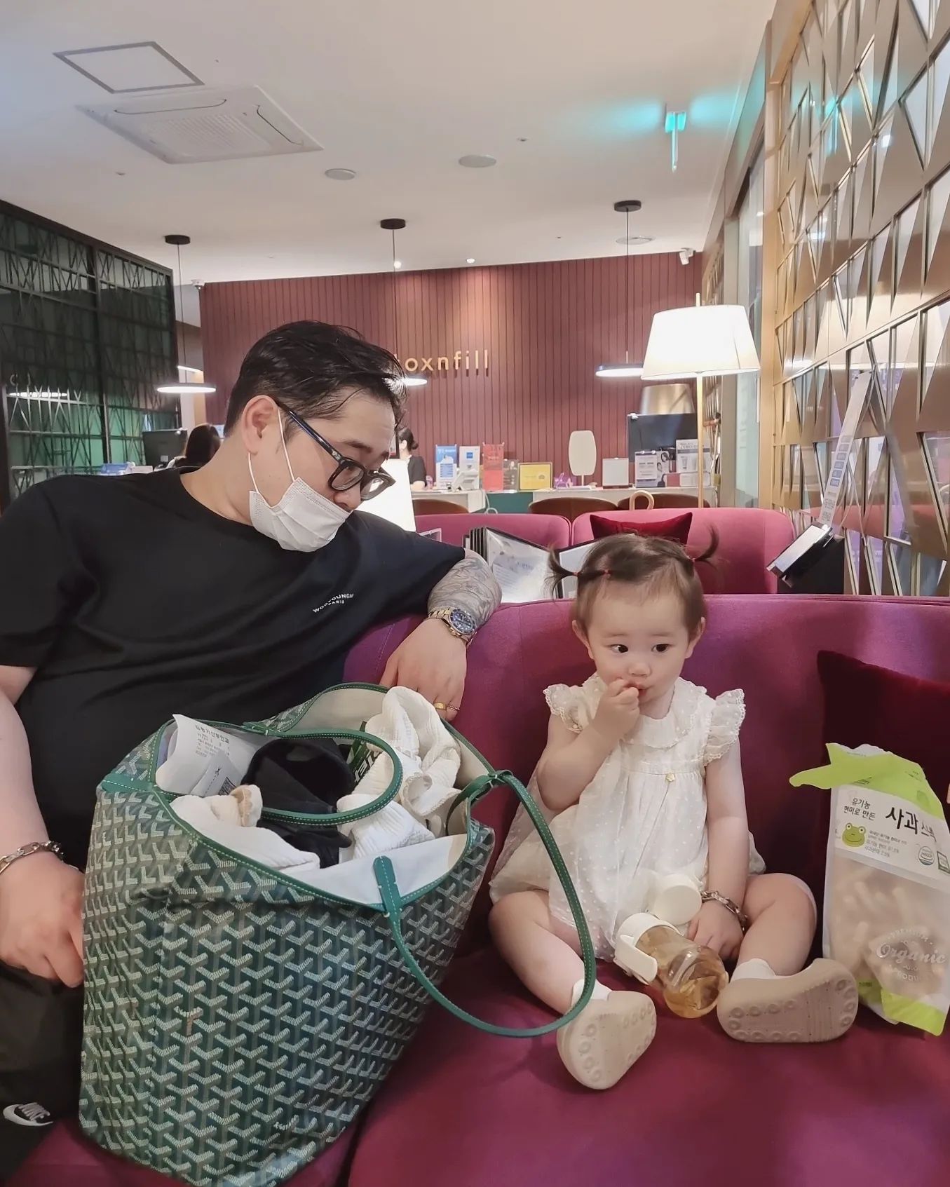수아맘🤱 수아 447일차👼

남편이 턱관절에 소리가나는데 턱 보톡스가 턱관절소리에 효과가있다그래서 성형외과에 다녀왔었지요><

#인스타베이비 #아기모델 #딸맘 #도치맘 #맘스타그램 #예쁜아기 #슈프림 #supreme #맘소통 #소띠맘소통 #소띠맘 #육아맞팔 #육아소통 #육아정보공유 #소띠육아소통 #육아일기 #육아소통맞팔#맞팔해요 #소통환영 #선팔맞팔 #좋반사 #댓반사 #ff
