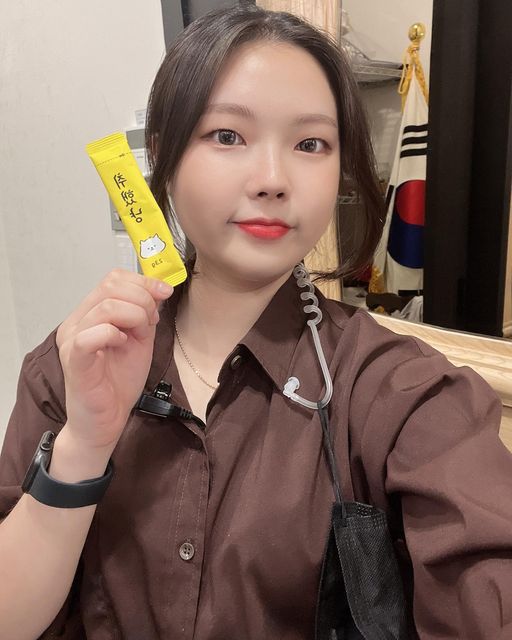 혜련 on Instagram: "#광고 숙취해소제 “취했냥” 숙취해소에 좋은 원료로만 만들어진 취했냥💛 . 물 없이도 한 입에 먹을 수 있는 가루형으로 되어있고, 맛은 블루베리맛이어서 먹는데 거부