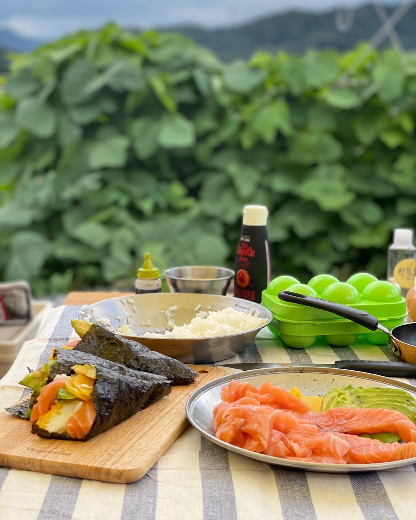 [연어 아보카도 마끼]
연어🐟랑 아보카도🥑랑 계란🥚이랑 단무지를 넣고 간단하게 마끼를 만들어 먹어요👩‍🍳
재료준비만 해서 각자 자기가 먹고 싶은 양만큼 넣어서 먹었어요!

📝재료준비하기!
-연어는 키친 타올로 물기를 한번 닦아주고 한입 크기로 썰어줘요!
(생을 드실때는 보관에 두번!세번!더더! 신경써주세여 우리 모두 식중독 조심합니다!👍)
-아보카도는 껍질을 까고 얇게 얇게 썰어줘요! 
-계란은 지단을 부쳐줘요!
(저는 반합에다가 통통하고 네모난 모양으로 만들었어요😊)
-단무지는 꼬들 단무지가 맛있어요!
-김밥김은 반으로 잘라주세요!

⭐️가장 중요한 단촛물 만들기⭐️
단촛물은 식초:설탕:소금=2:1:0.3비율로 만들어요👍
(햇반 하나 기준 2Ts:1Ts:0.3Ts거 적당해요😊)
 한번 섞어준 다음에 뜨거운 밥에 비벼주면 단촛물을 가열하는 과정을 생략할 수 있어요!😉
비비면서 김을 날려줘야 김이 우글우글 거리지 않아요,한 김 식혀주세요!

준비된 재료들을 넣고 재료를 왕창 넣고 말아주면( 너무 왕창 넣으면 터져요!💣🧨💥) 알록달록한 색까지 맛있는 마끼 완성!

꼭 연어 아보카도가 아니여도 좋아요!
다양한 재료를 넣고 도전해보세요😻