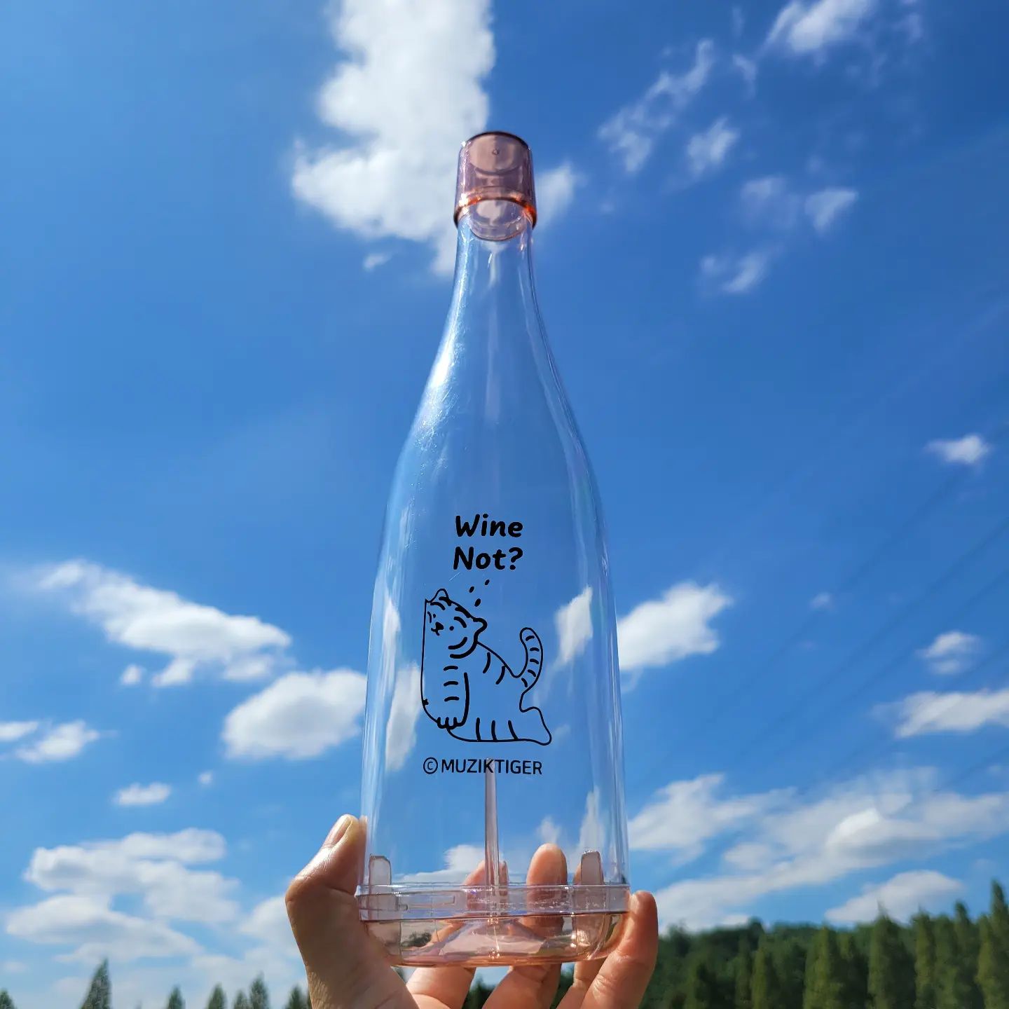 -
하늘 가득 담은 , Wine not?
우리는 애들이 돌아가면서 우당탕탕 하는데
자매가 초등학교 3학년정도는 되보이는 가족이
우리 옆에 앉아 있었는데
아빠가 "자 숲 하면 생각나는거 그려봐 시작!" 하곤
엄마랑 둘이 누워서 쉬고있었다
진짜 🐶 부러웠다
우리도 공원 와서 뽀로로 음료수 말구
진짜 스파클링 화이트 와인 한 잔 마시면서
배 두드리면서 누워있는 날이 올거야!!!
빨리왔음 좋겠다!! 싶다가도 문득 이 우당탕탕
시간들이 천천히 갔으면 하는 양가적인 감정,
이것도 너네들 덕분에 느껴보는 거겠지
그래도 바람 살랑살랑 불고
예쁜 가을 하늘 보면서 좋아하는 사람들이랑
함께 보내니 좋았던 어제의 오후.
그리고 뚱랑이🐯와 함께해 행복했구요
.
.
.
.
#KTShop #무직타이거 #피크닉 #피크닉필수템 #뚱랑이와피크닉 
[본 포스팅은 KT shop 무직타이거 피크닉 세트 체험단 활동의 일환으로 작성되었습니다]
https://kt.com/qqr4
💓