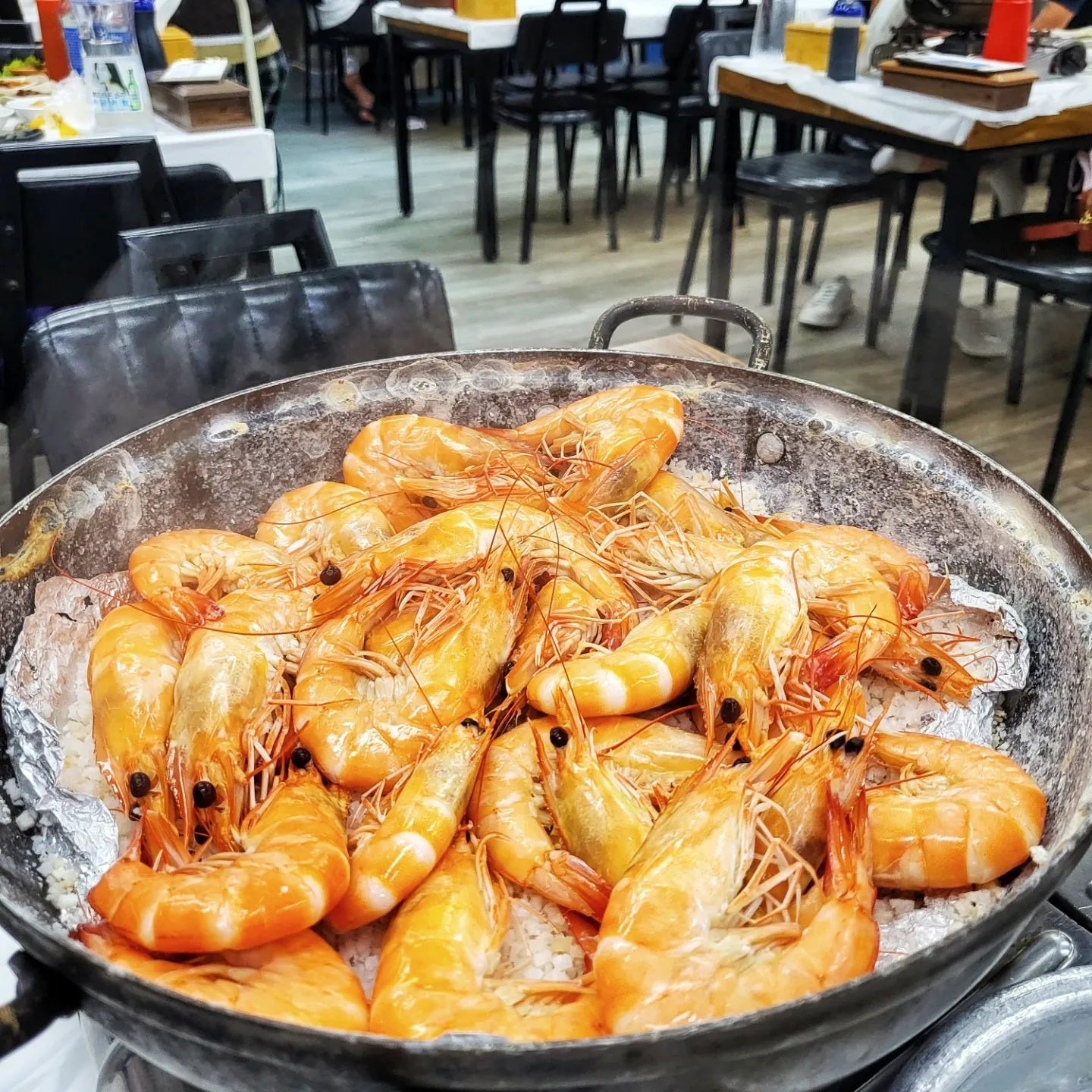📕배스타의 일상 Diary📕

광하👋
주말에 소래포구를 다녀왔어요🙋‍♂️
처음엔 날씨가 좋았었는데 점점 날이 흐려지더니 비가 내리더라구요☔️

그래도 나름 잘 피해서 돌아다니고 저녁은 맛있게 대하부터 회까지 듬뿍 먹었답니다😋
소래포구 회센터에 들어가면 어디가 맛있을까 항상 고민을 하다가도 뭔가 괜찮아 보이는 곳이 보이면 바로 이끌리게 된답니다😝

군산대박집에서 광어/연어/우럭 세트에 대하 1kg를 주문했는데 완전 푸짐하게 한 상 가득 차려주셔서 엄청 배불리 먹었답니다👍

이제 대하랑 전어 시즌이니까 한 번 더 먹으러 가야겠어요😁 
비록 양이 너무 많아서 남기긴 했지만.. 
계속 생각나는 맛 ㅠㅠ 너무 맛있어서 남겼던게 후회될 정도였어요 (진짜 배 터지는줄..)

다음 날 아침은 소래포구 칼국수 맛집이자 TV에도 세 차례 방영이 되었던 통큰해물칼국수🍜 까지 아주 먹방 제대로 찍고 왔답니다🤗

이제 이번주 4일만 일하면 추석 연휴네용🤗
다들 화이팅하시고, 어느 한 곳도 태풍피해가 일어나지 않길 간절히 바래봅니다🙏
.
.
#9월첫째주 #주말여행 #소래포구 #회센터 #군산대박 #대하구이 #광어 #연어 #우럭 #해산물 #통큰해물칼국수 #먹스타그램 #푸드스타그램 #회스타그램 #여행스타그램 #회맛집 #소래포구맛집