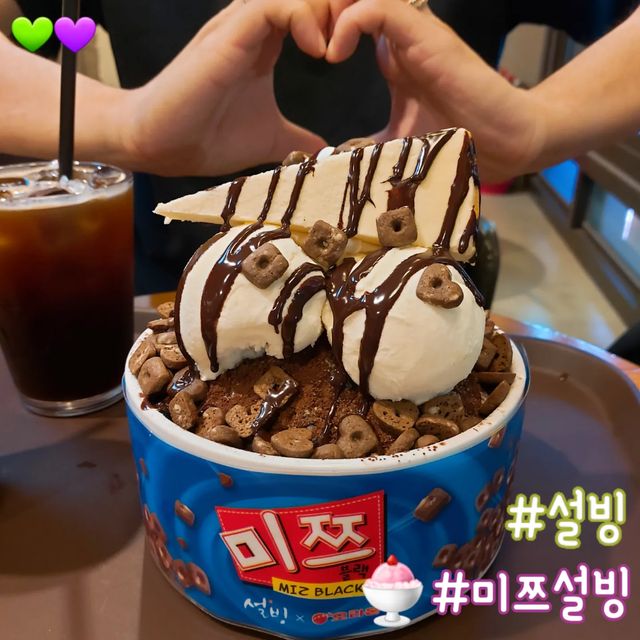 연두보라💚💜 on Instagram: "#디저트 #미쯔초코설빙 💸:12900₩ 저는 어렸을때부터 가장 좋아하는 과자가 바로 미쯔인데💜 설빙에서 미쯔초코설빙이 나왔다고 해서 연두와 바로 달려갔어요