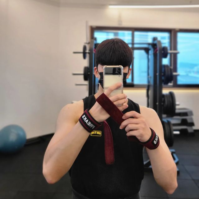 헬탱이👊 on Instagram: "#협찬 #핏플렉스 #핏플렉스헬스스트랩 #핏플렉스스트랩 #알칸타라헬스스트랩 #알칸타라스트랩 #헬스스트랩 #스트랩 #운동용품 #헬스장비 #헬스용품추천 #운동은장비빨

사용하던 스트랩이 다 닳아서 바꿀때가 됐는데 때마침 FREAKS에서
스트랩을 제공해주셨어요✨️

다른 스트랩은 중량운동시 눌림으로 아프기도하고 착감이 안좋은데

FREAKS 헬스스트랩은 이렇게나 좋아요‼️

📌고급소재인 알칸타라재질로 그립감 상승

📌부드럽지만 꽉 잡아줘서 손목통증 걱정노노

📌땀 흡수도 잘되지만 수분증발도 빨라서 땀걱정 노노

돌돌말아서 가지고 다니기도 편리하고 웨이트 하시는분들은
고중량,부상방지를 위해 스트랩이 필수에요 꼭 장비착용하시고

파트너운동하면 빌려드릴수있어요ㅋㅋㅋ😄😄"