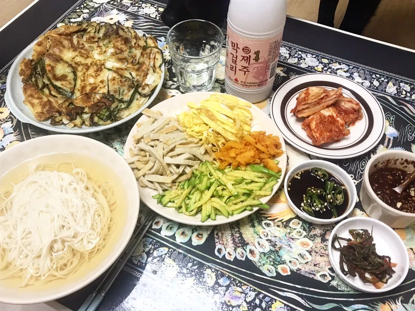 #태풍 이 오는날은 집에서 #잔치국수 에 #파전 해서 남편은 #막걸리 한잔과 재미진 영화로 힐링💛
#소랑이 태어나면 둘만의 시간이 없기에 더 소중한 시간 ㅋㅋㅋㅋㅋ 
#태풍아 얌전히...지나가주렴