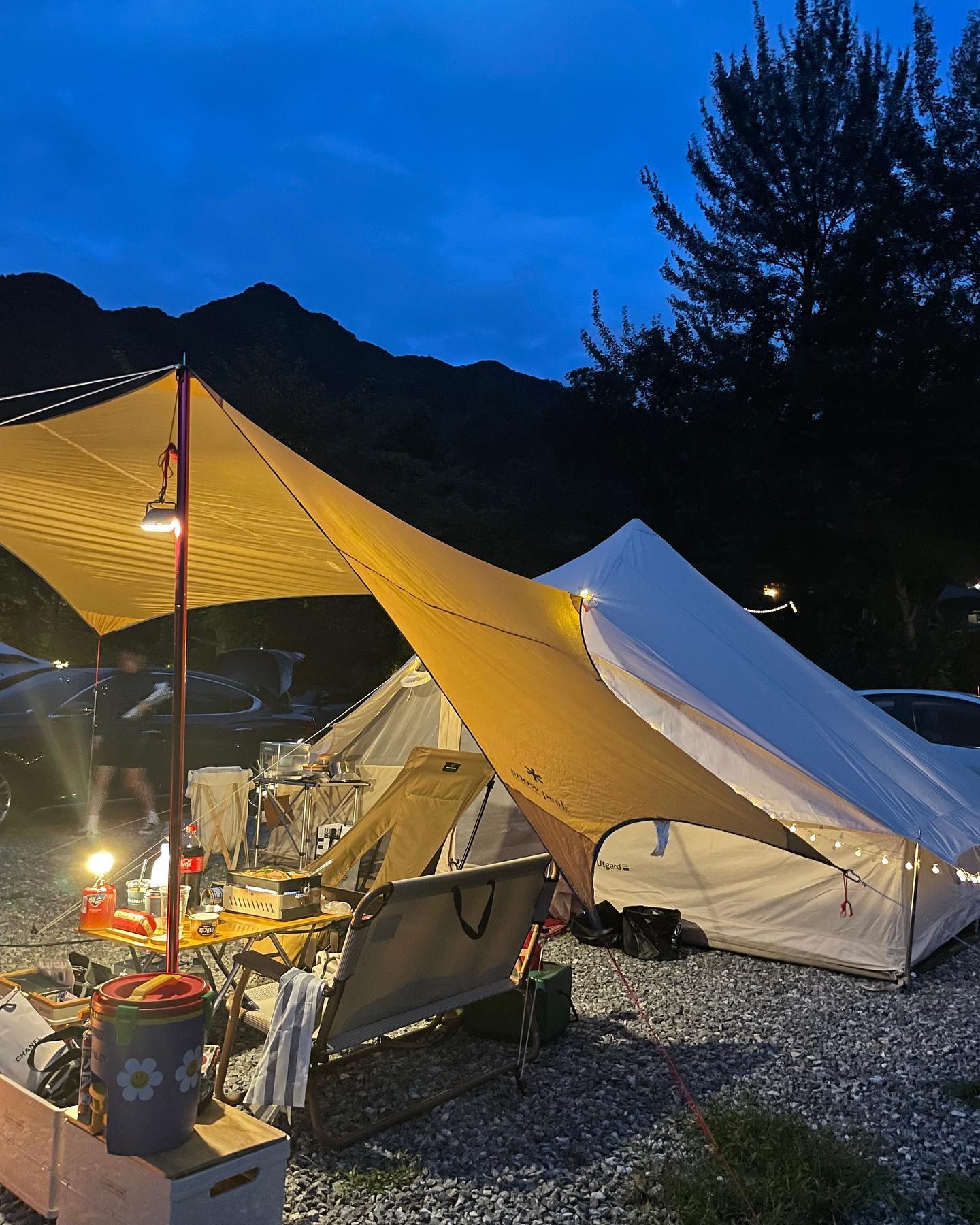 2022.09.03~04 가평 산으로간 니모 캠핑장🐟

태풍이 오기전에 쇽샥 다녀오려했는데 결국 아침에 부슬비를 쪼금 맞았습니다. 결국 또 우중철수….😭
비를 몰고 다니는 인간 기우제는 어쩔 수 없다봐요 💦

그래도 가족들이랑 즐거운 캠핑 데이를 보내고 왔어요😸
산으로 간 니모 캠핑장은 이름 만큼이나 멋진 캠지기님이 계신 캠핑장이었어요! (뭔가 분위기 있으신…🍂) 시설도 깨끗하고 공용 냉장고도 있어서 식재료도 안전하게 보관할 수 있었어요!😉

오늘도 저희 집 텐풍은 와글와글입니다. 언제즈음 정리가 되려나는 몰라요 …;; 면탠트만 산다고 감성캠핑이 되는건 아니였나봐요…😹😹😹