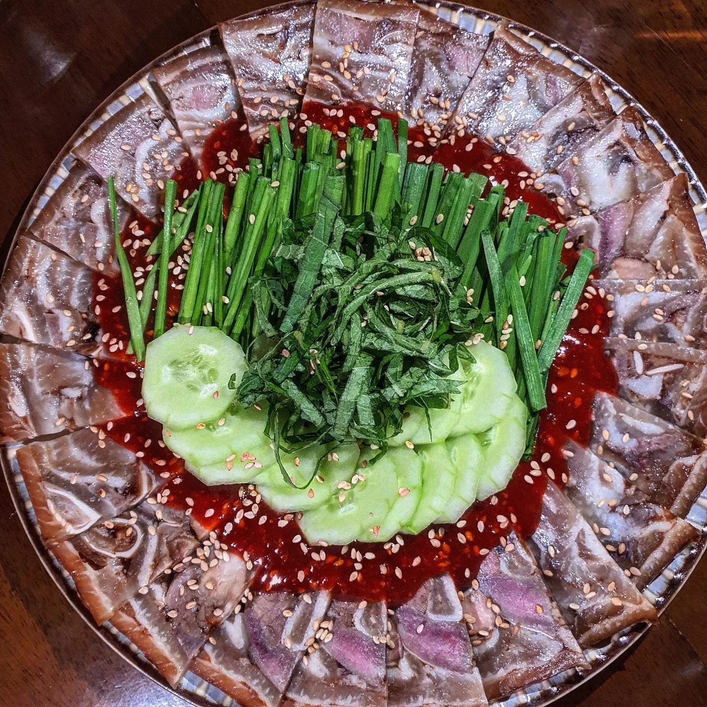 𝐏𝐋𝐀𝐂𝐄: 합정 유리

친구 두명이 생일이라
"단체석+조용한 분위기+맛집"을 노리고 긴 서칭끝에 발견한 곳이에요

술집인데 밥먹으러 갔나봐요
그냥 안주 다 시켜 먹어봤습니당-!
원픽은 항정살과 비빔면
간소한 차이로 2등은🥈 감자채전님🥈께 드립니다

항정살이 에어프라이어로 구운 것이 분명해요.. 바삭하고 무엇보다 많이 먹으면 느끼하고 질리는데 절대 그러지 않아서 놀랐습니다🙊

술 같은 경우엔 한국 전통주가 많이 있어서 처음 먹어보는 신기한 맛을 즐길 수 있었어요!

기본안주로 웰컴주에 연두부+가쯔오부시+오리엔탈(?)간장소스 조합을 선사해주신 배운곳..
순-삭했네여☺️
 
생일파티로 간 거라 케이크를 숨겼어야 했는데 사장님께서 미리 맡아주시고 정말 친절하시고 최고~ (돈벼락 맞으시길 💰 ⚡️)

행복한 기억 만들어주셔서 감삼당 🙇‍♀️

다음엔 데이트로 방문해보고 싶은 생각이 드는 곳이에요  소개팅 2차로도 괜찮을듯 허허
많이 가주세요~

#합정맛집 #합정 #합정역맛집 #합정술집 #합정역술집 #합정술집추천 #합정단체모임 #합정유리 #유리 #맛집 #맛스타그램 #먹스타그램 #먹팔맞팔 #먹팔하면맞팔 #홍대맛집 #홍대술집 #안주맛집 #깔깔
