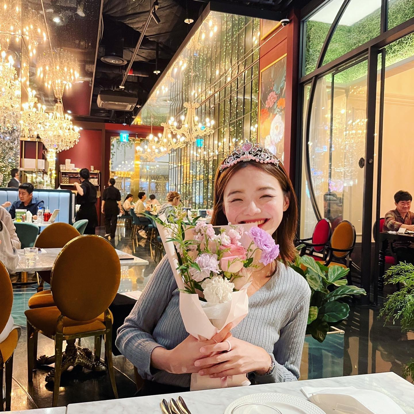 정말 많은 사람들에게 축하받은 26번째 생일 ❤️

여기 다 담지 못한 선물들 편지들 마음들 모두 모두 너무 감사해용🫶